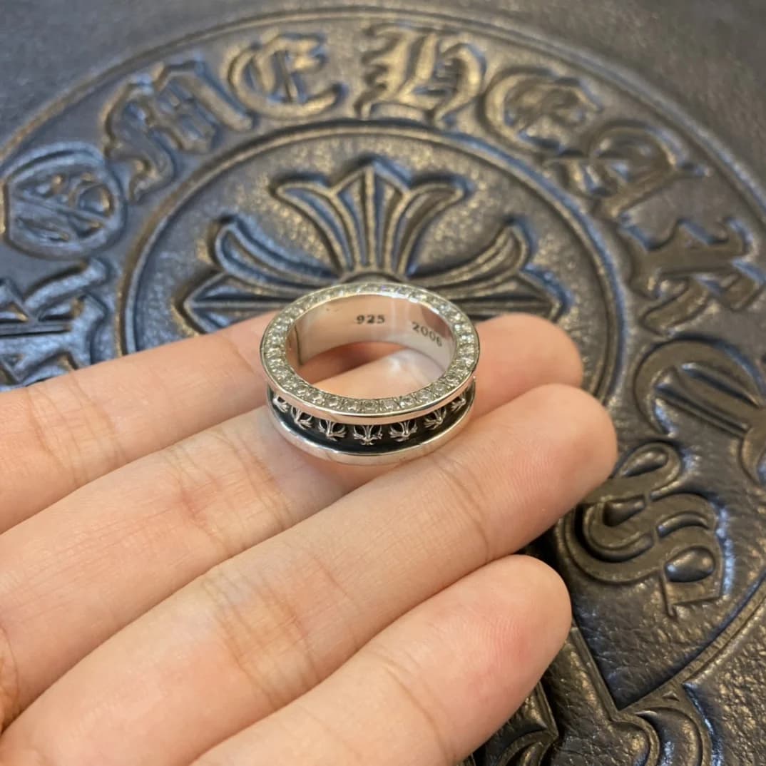 Серебряное кольцо Chrome Hearts Plus Cross Band с инкрустацией камнями на руке