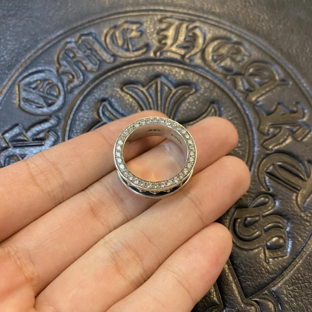 Вид сверху на кольцо Chrome Hearts с дорожкой сверкающих камней