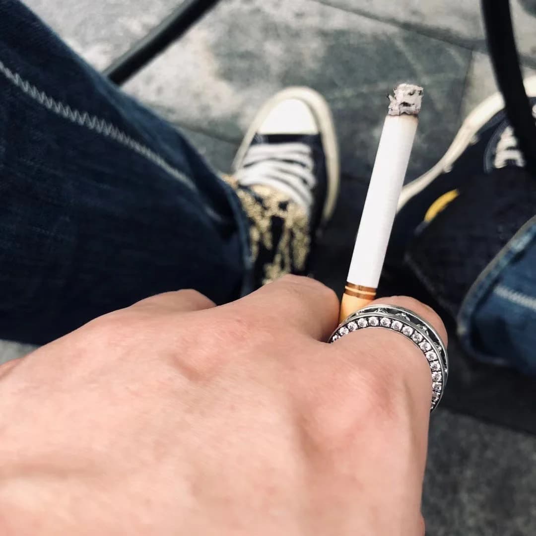 Кольцо Chrome Hearts Plus Cross Band на пальце крупным планом