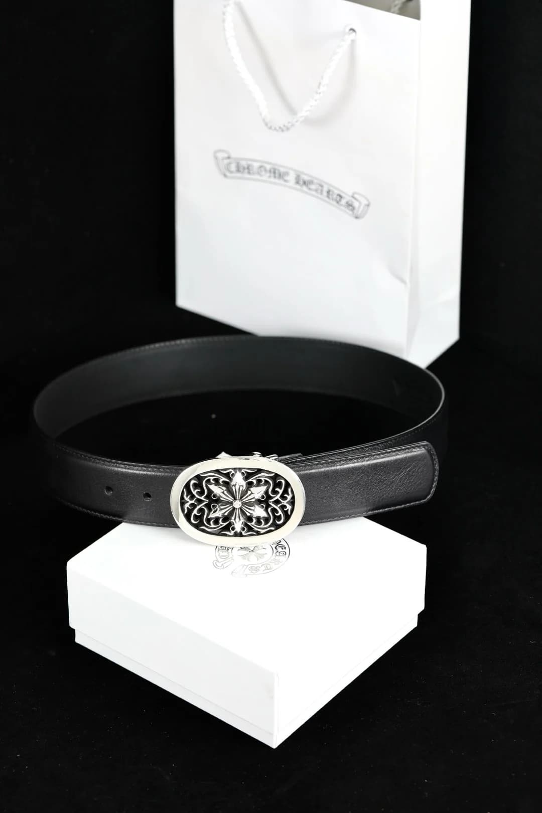 Ремень Chrome Hearts из чёрной кожи с массивной серебряной пряжкой на подставке