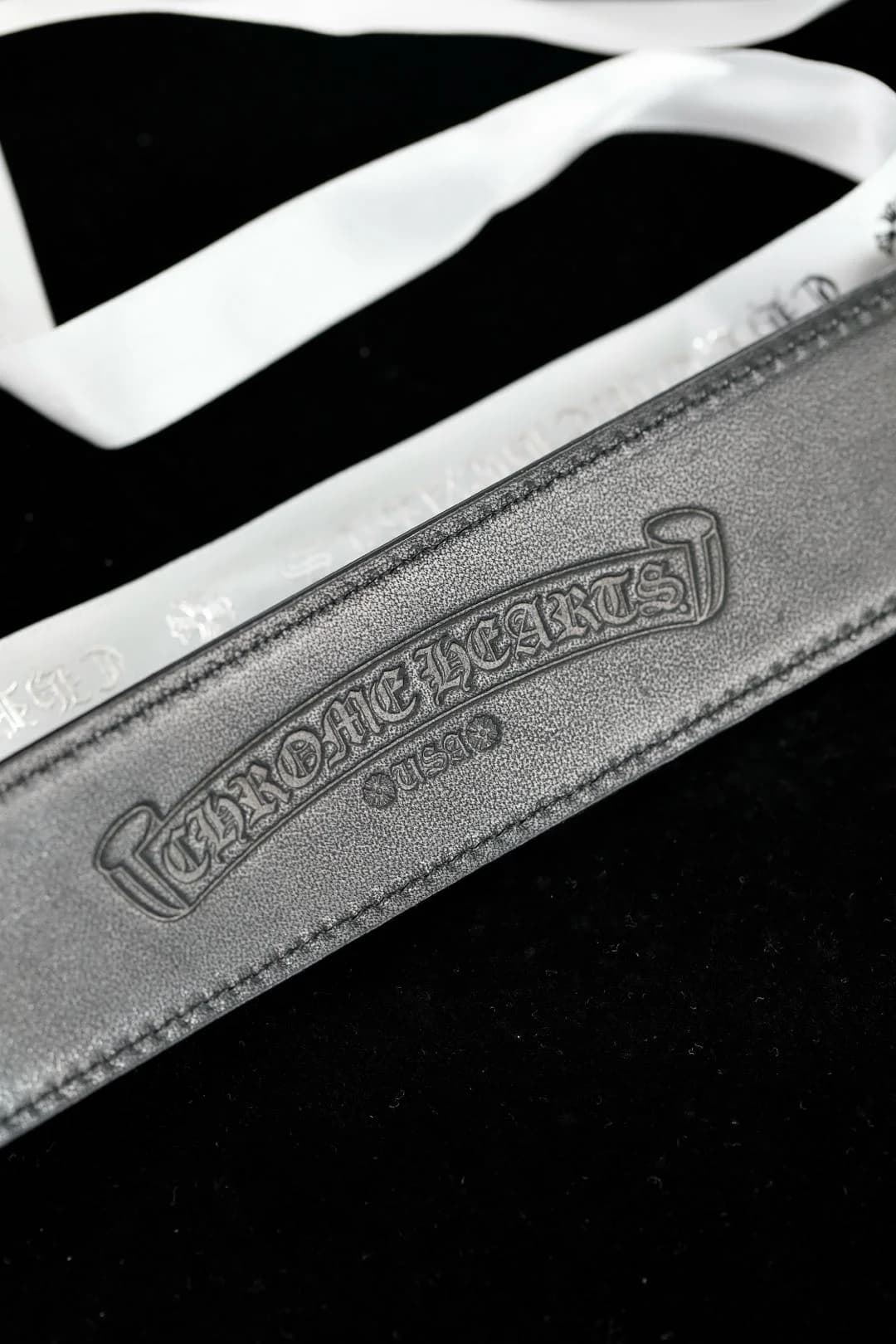 Фирменное тиснение логотипа Chrome Hearts на внутренней стороне кожаного ремня