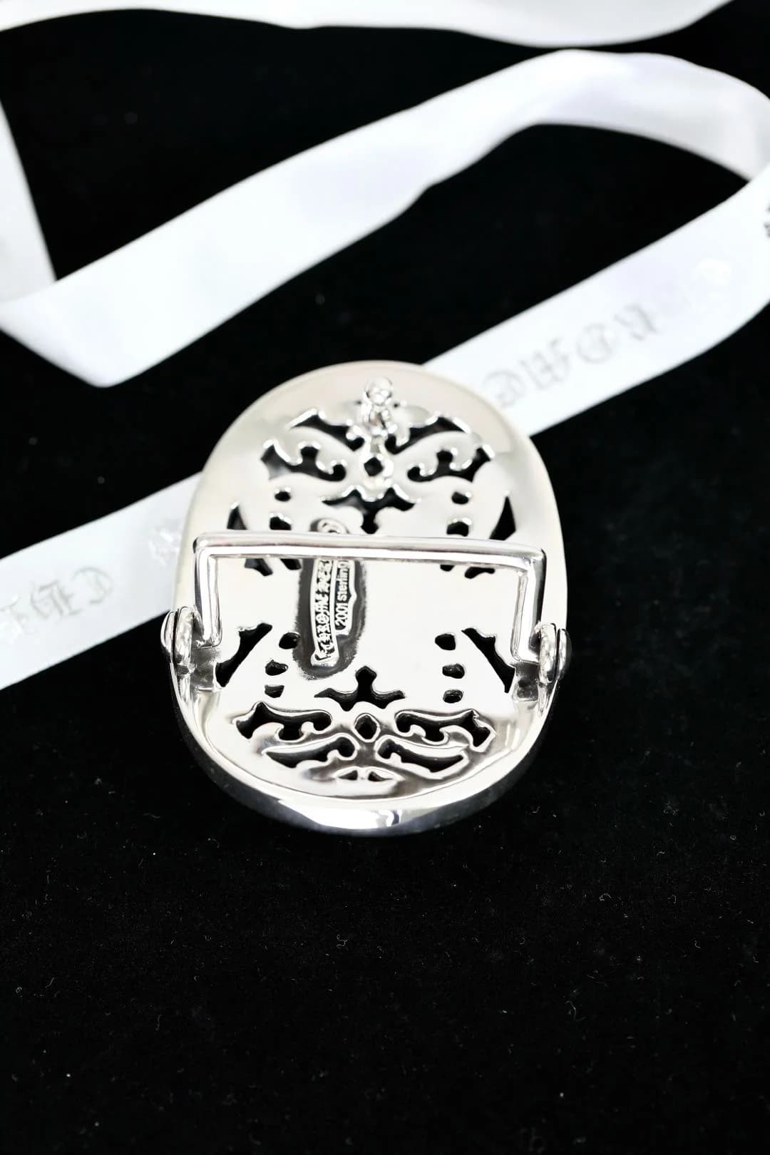 Обратная сторона резной серебряной пряжки ремня Chrome Hearts