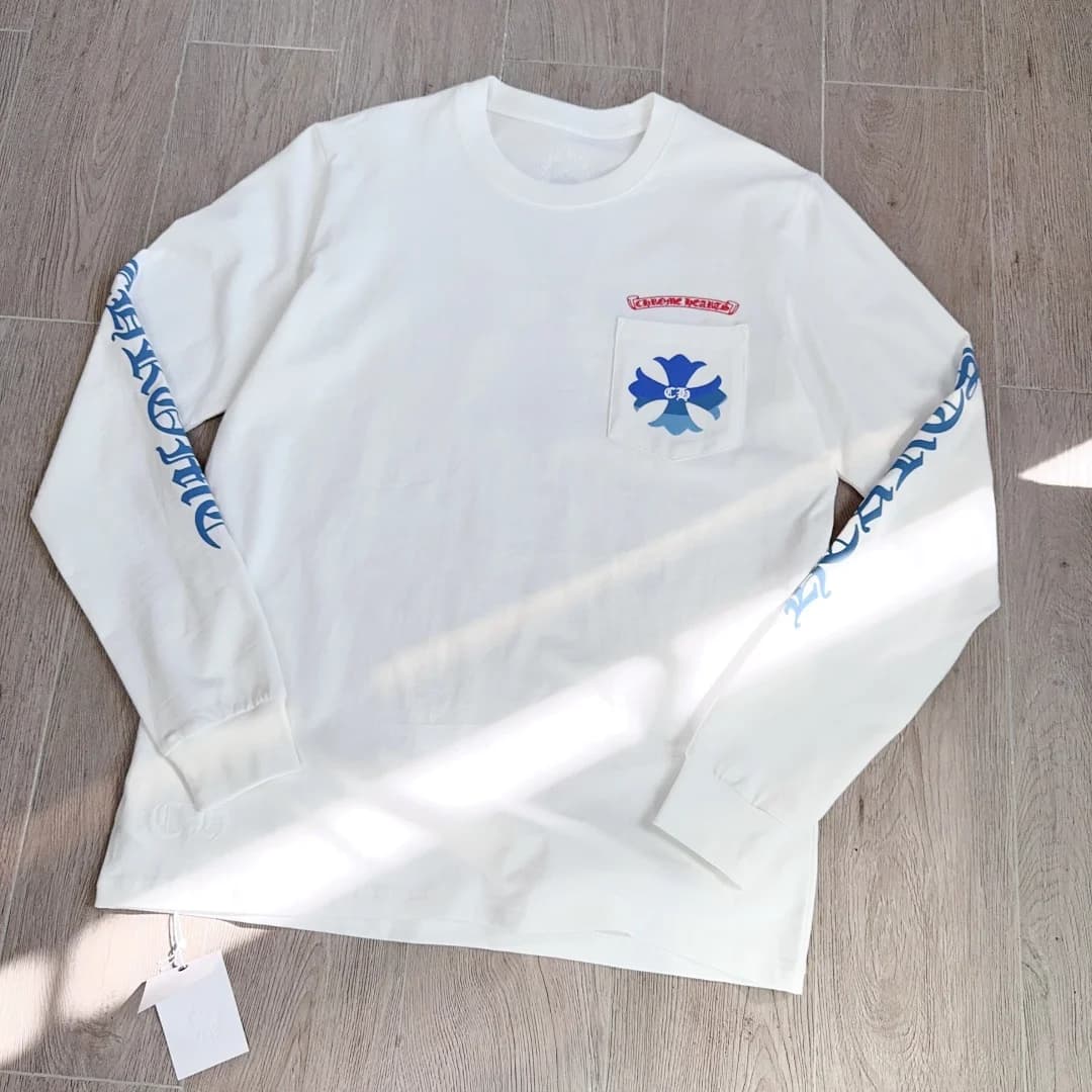 Белый лонгслив Chrome Hearts Harajuku Limited, вид спереди под углом