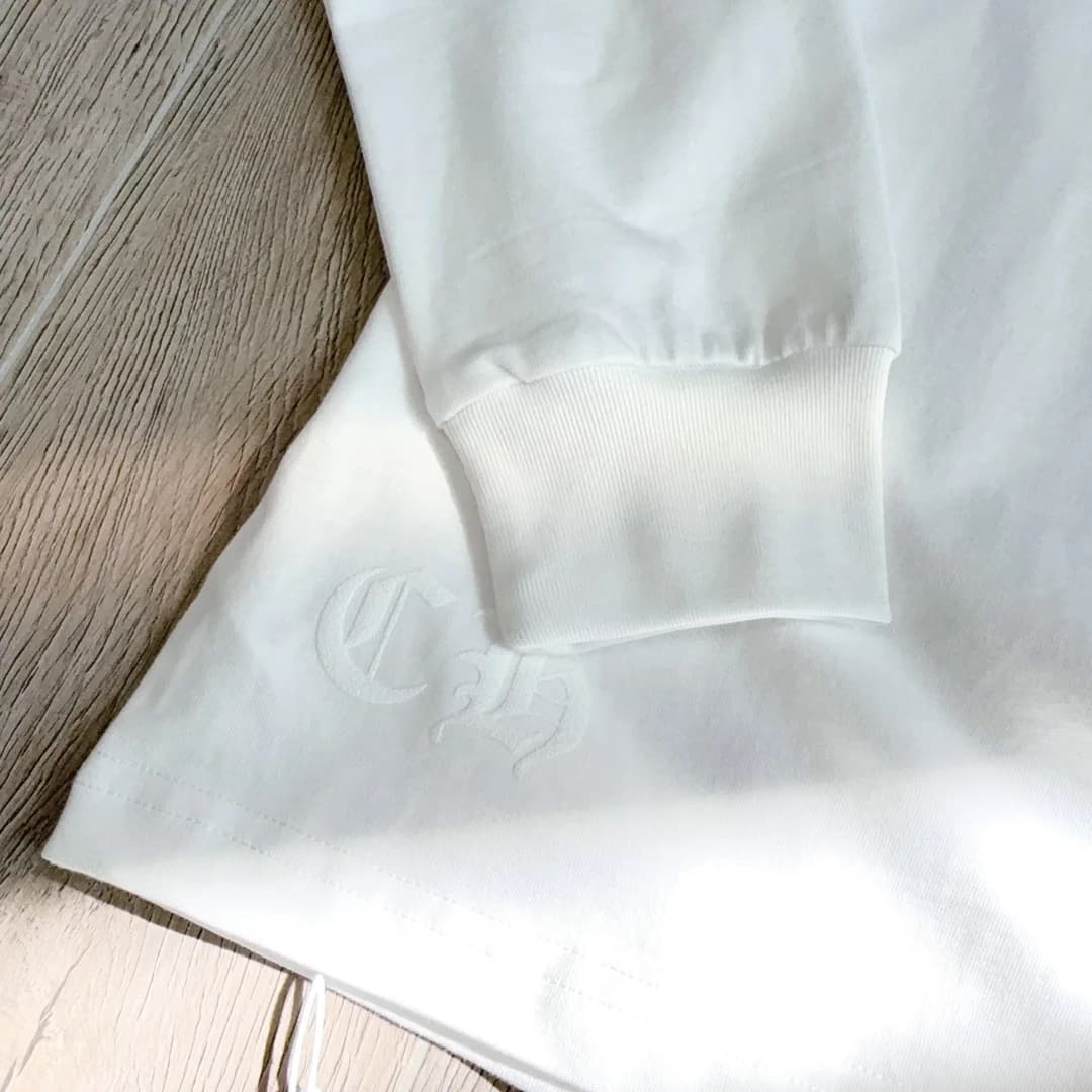Манжет рукава и вышивка в тон на лонгсливе Chrome Hearts