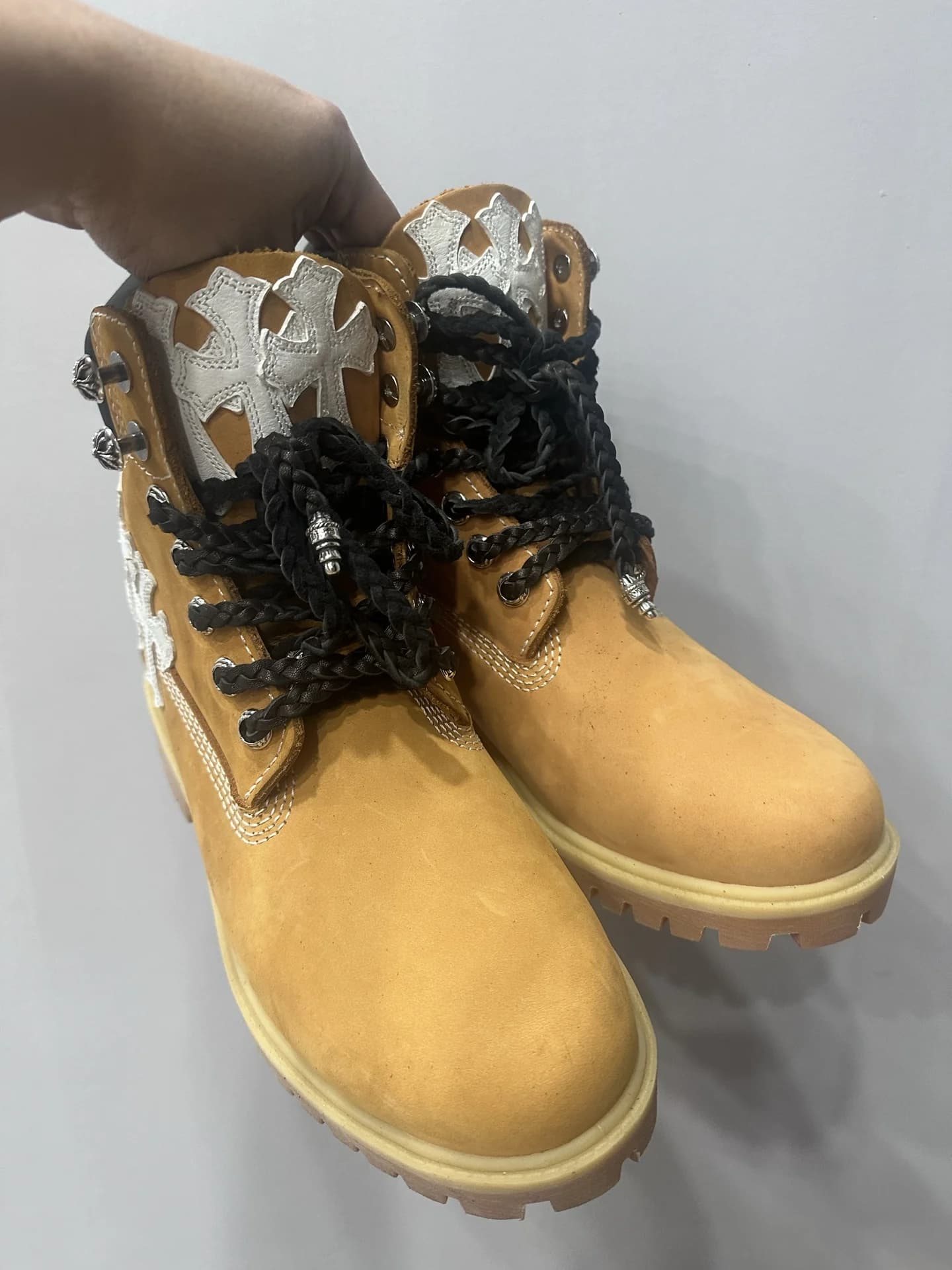 Желтые замшевые ботинки Chrome Hearts x Timberland с белыми кожаными нашивками в виде крестов