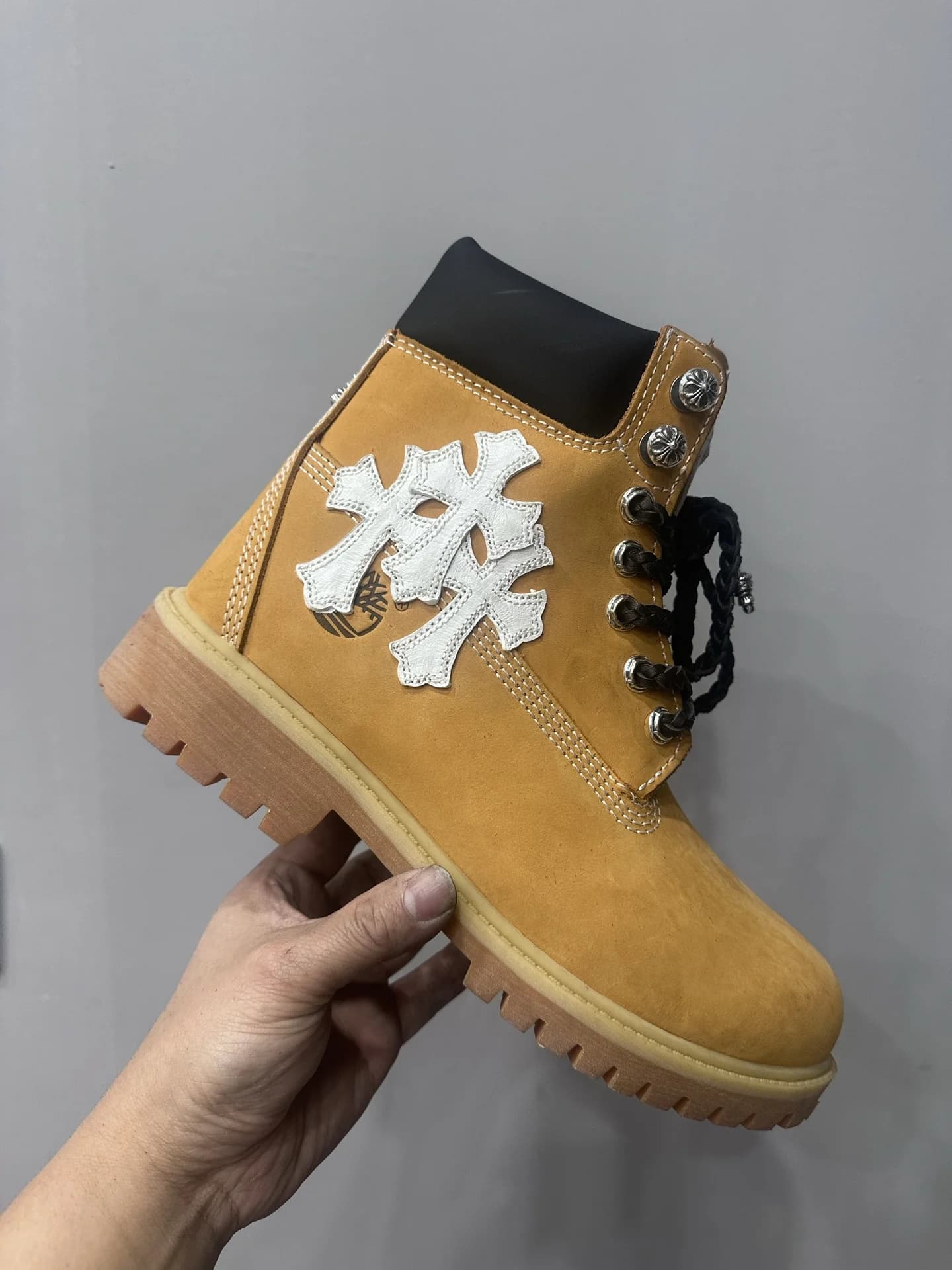 Боковая сторона ботинка Chrome Hearts x Timberland с нашивкой в виде креста и логотипа NY