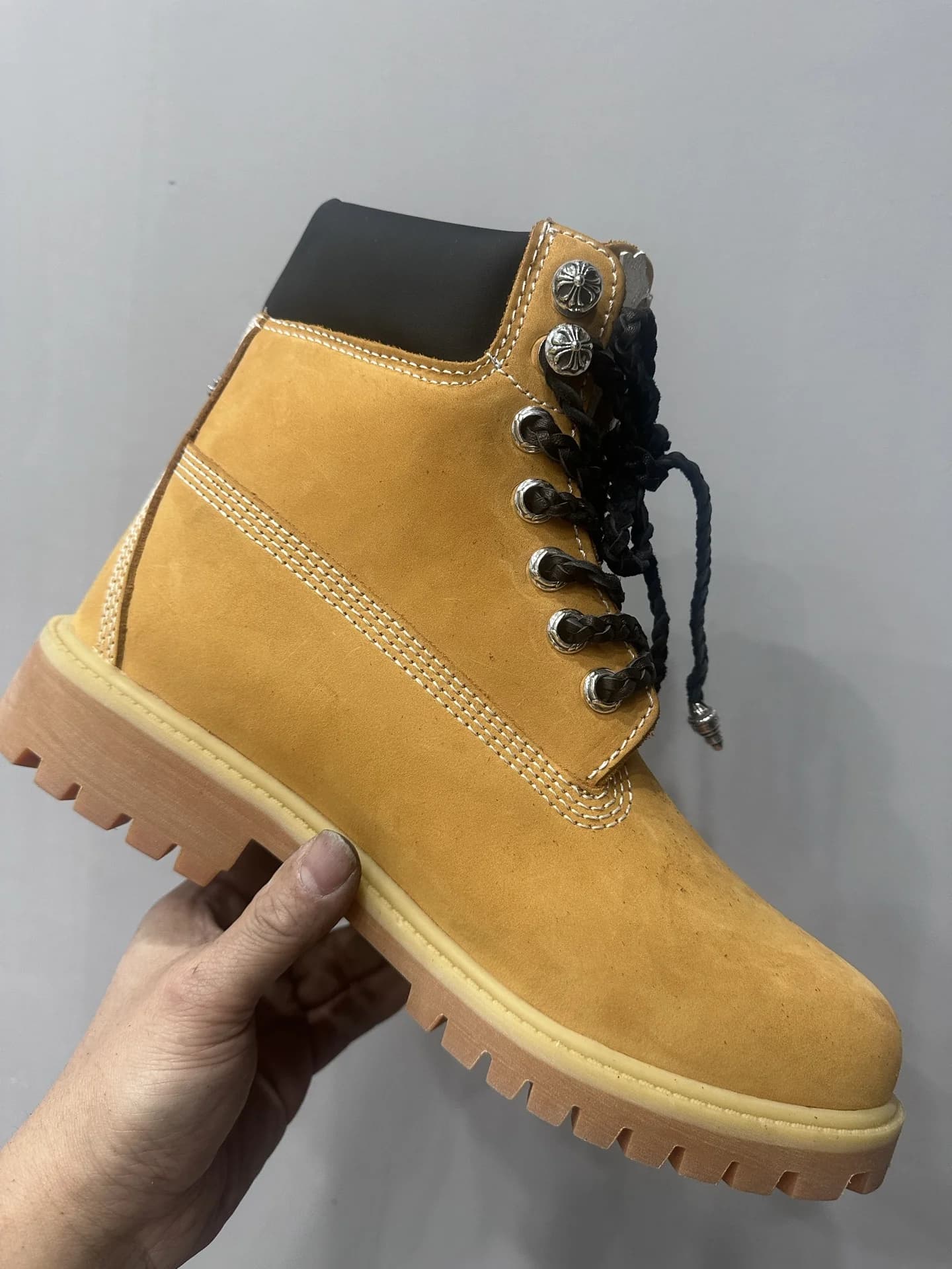 Профиль ботинка Chrome Hearts x Timberland из желтой замши