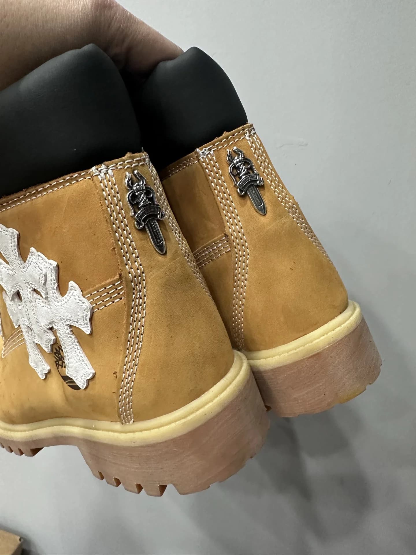 Вид сзади на ботинки Chrome Hearts x Timberland с серебряной деталью в виде кинжала