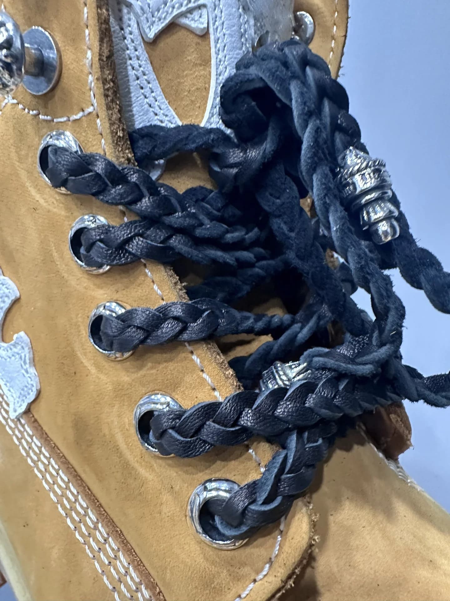 Крупный план шнуровки ботинок Chrome Hearts x Timberland с плетеными шнурками