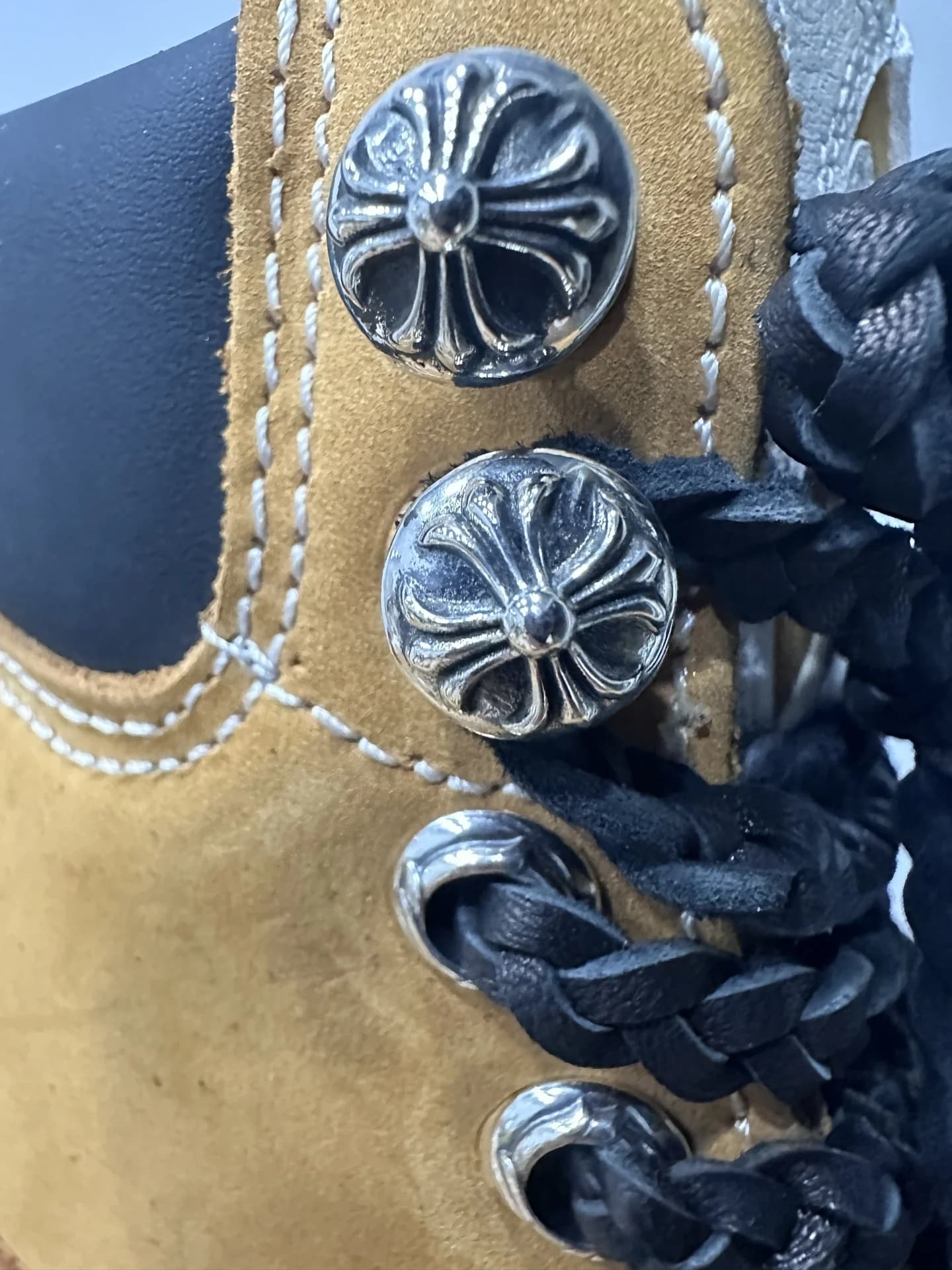 Серебряные люверсы с фирменной гравировкой Chrome Hearts