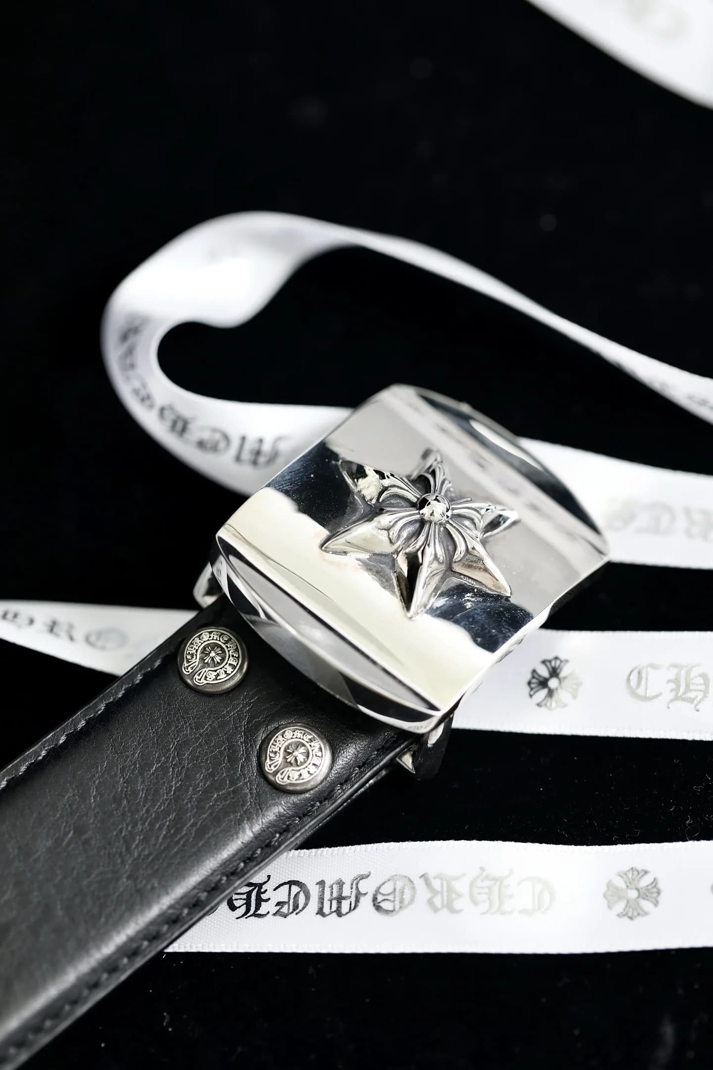 Серебряная пряжка Star и заклёпки на чёрном кожаном ремне Chrome Hearts