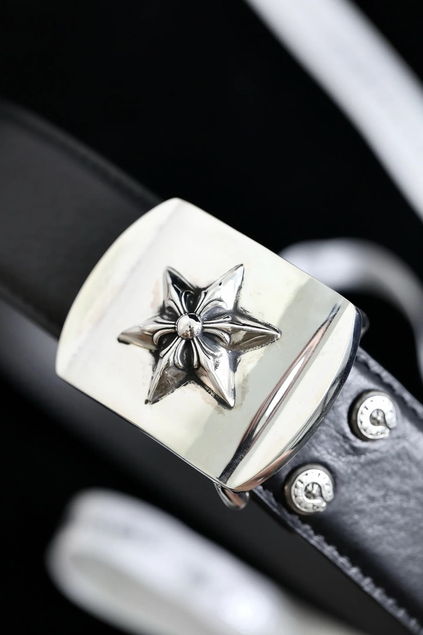 Фактура кожи и серебряная пряжка ремня Chrome Hearts крупным планом