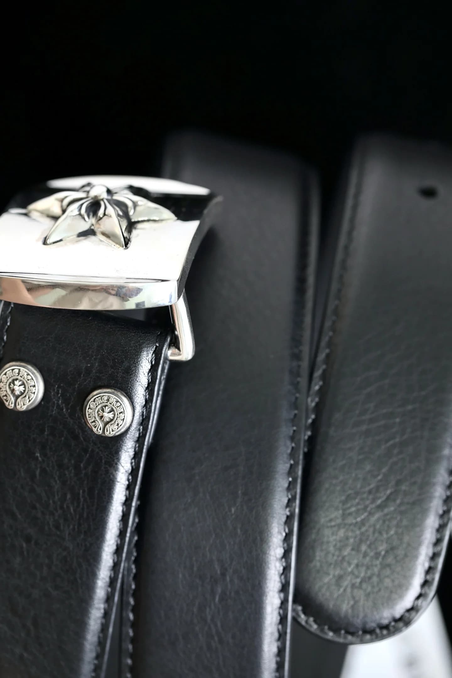 Сложенный кожаный ремень Chrome Hearts с пряжкой Star, вид сбоку