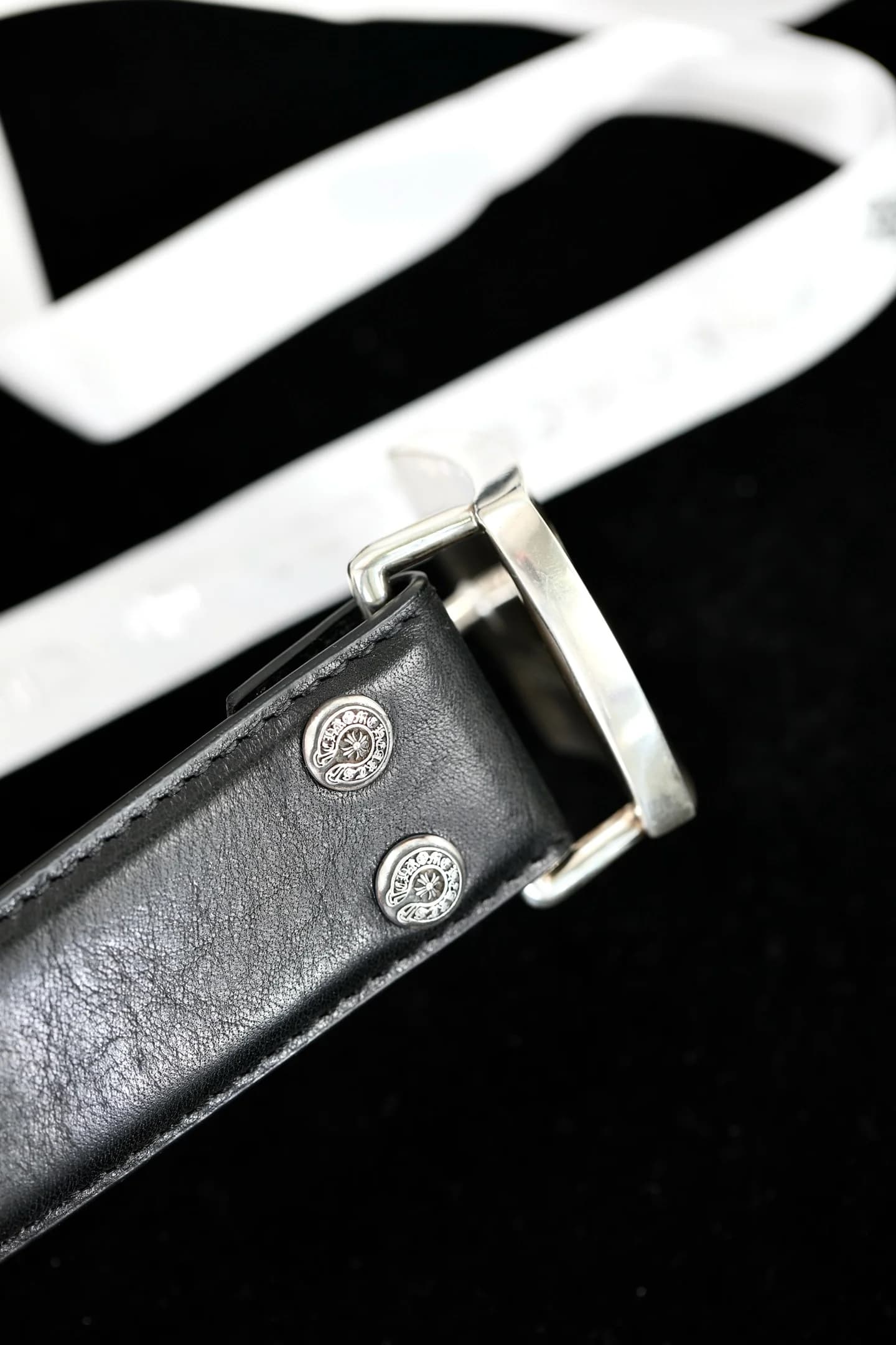 Фирменные серебряные заклёпки с обратной стороны ремня Chrome Hearts