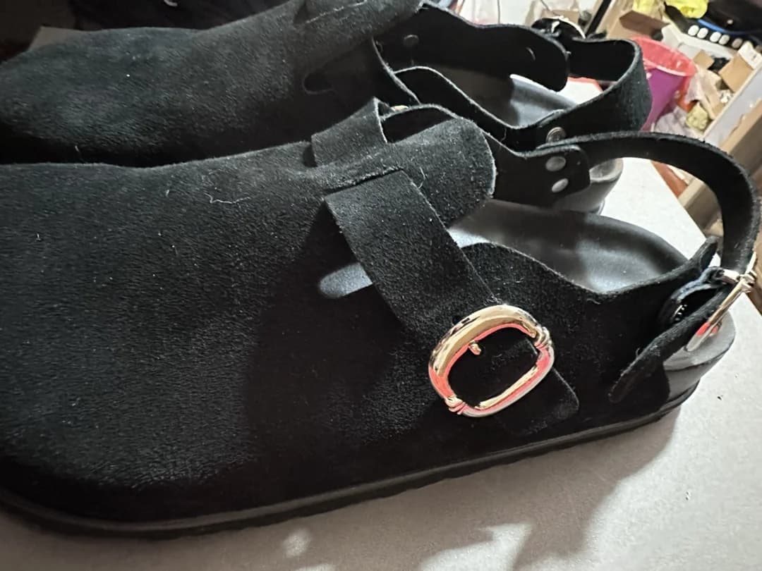 Черные замшевые сабо Chrome Hearts x Birkenstock 1774, вид сбоку с пряжкой
