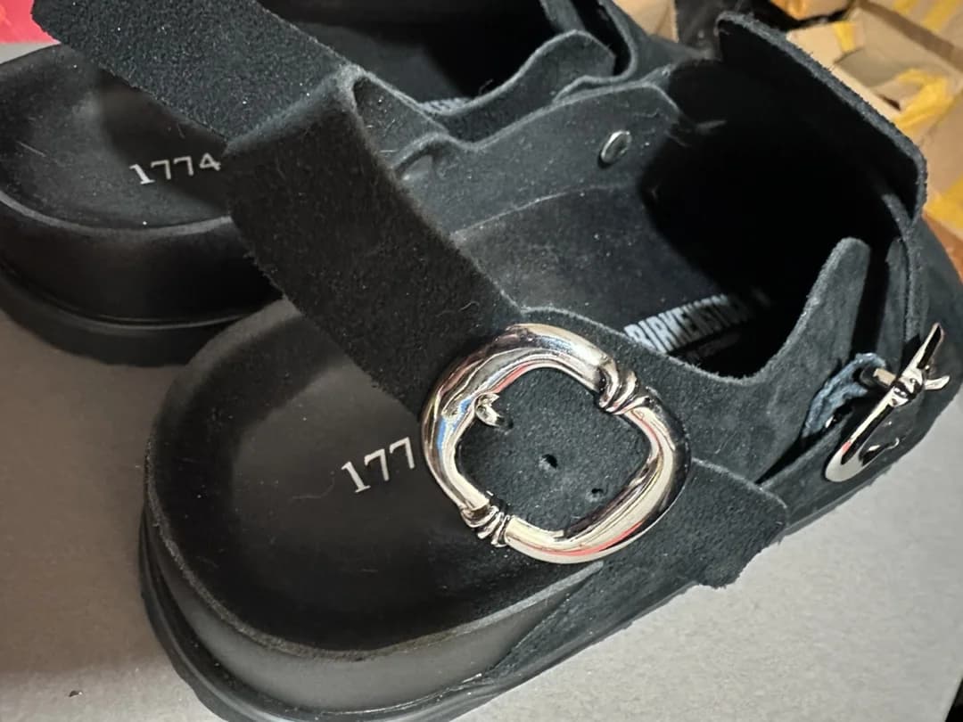Деталь пряжки и стельки сабо Chrome Hearts x Birkenstock 1774