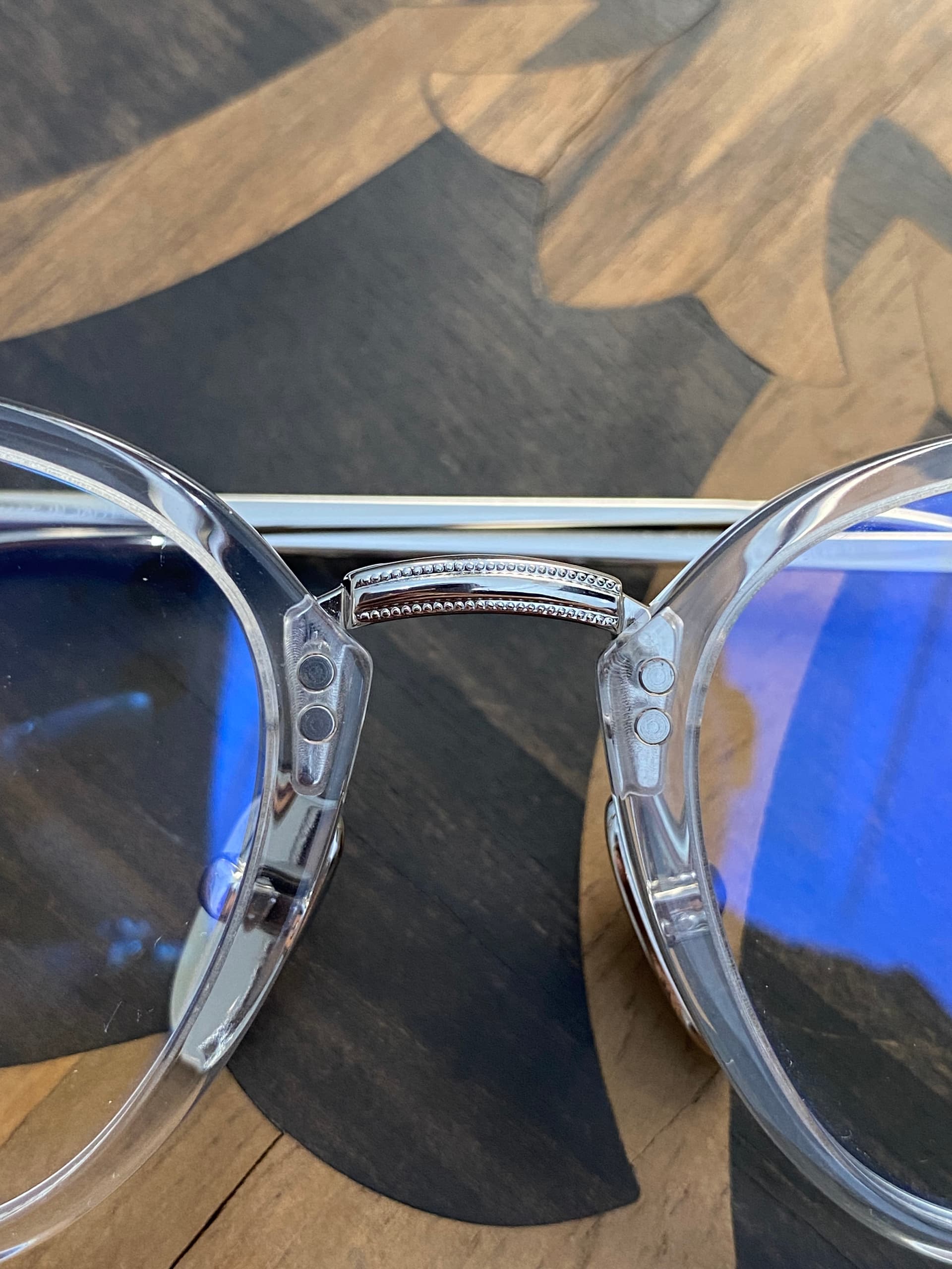 Деталь резного металлического моста очков Chrome Hearts SHAGASS