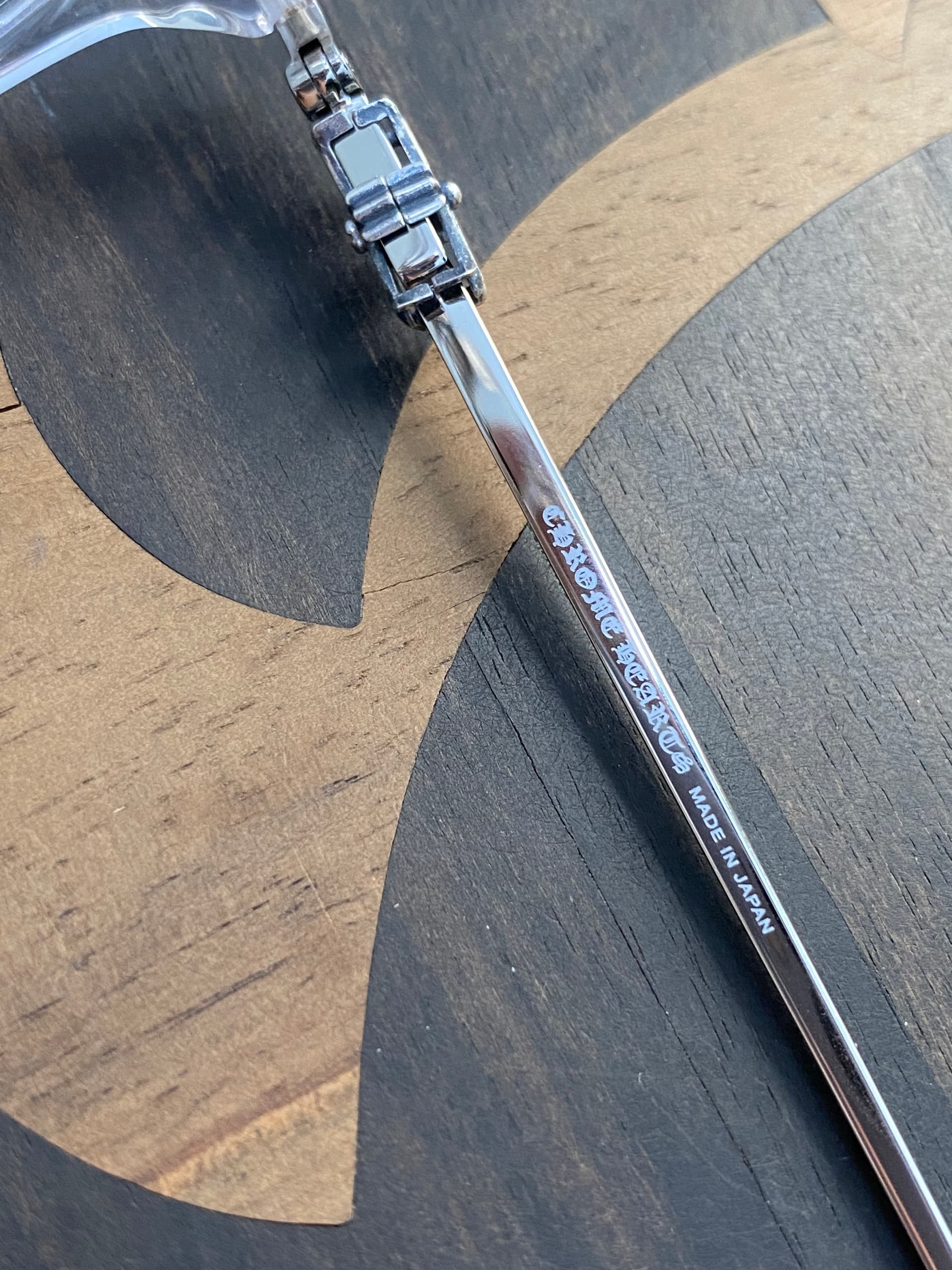 Гравировка Chrome Hearts Made in Japan на внутренней стороне заушника