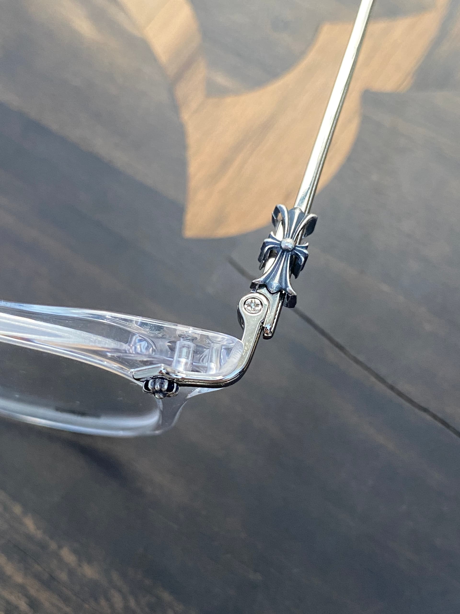Шарнирное крепление заушника с серебряным декором Chrome Hearts