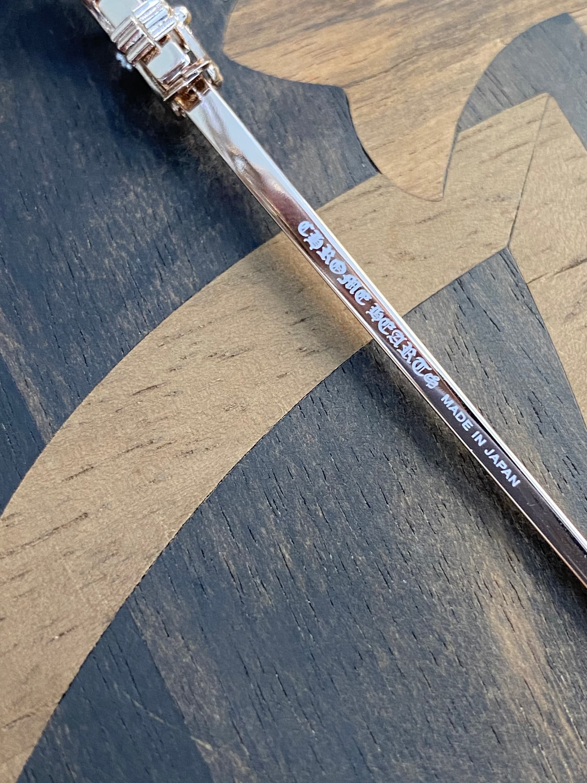 Гравировка Chrome Hearts и Made in Japan на внутренней стороне заушника