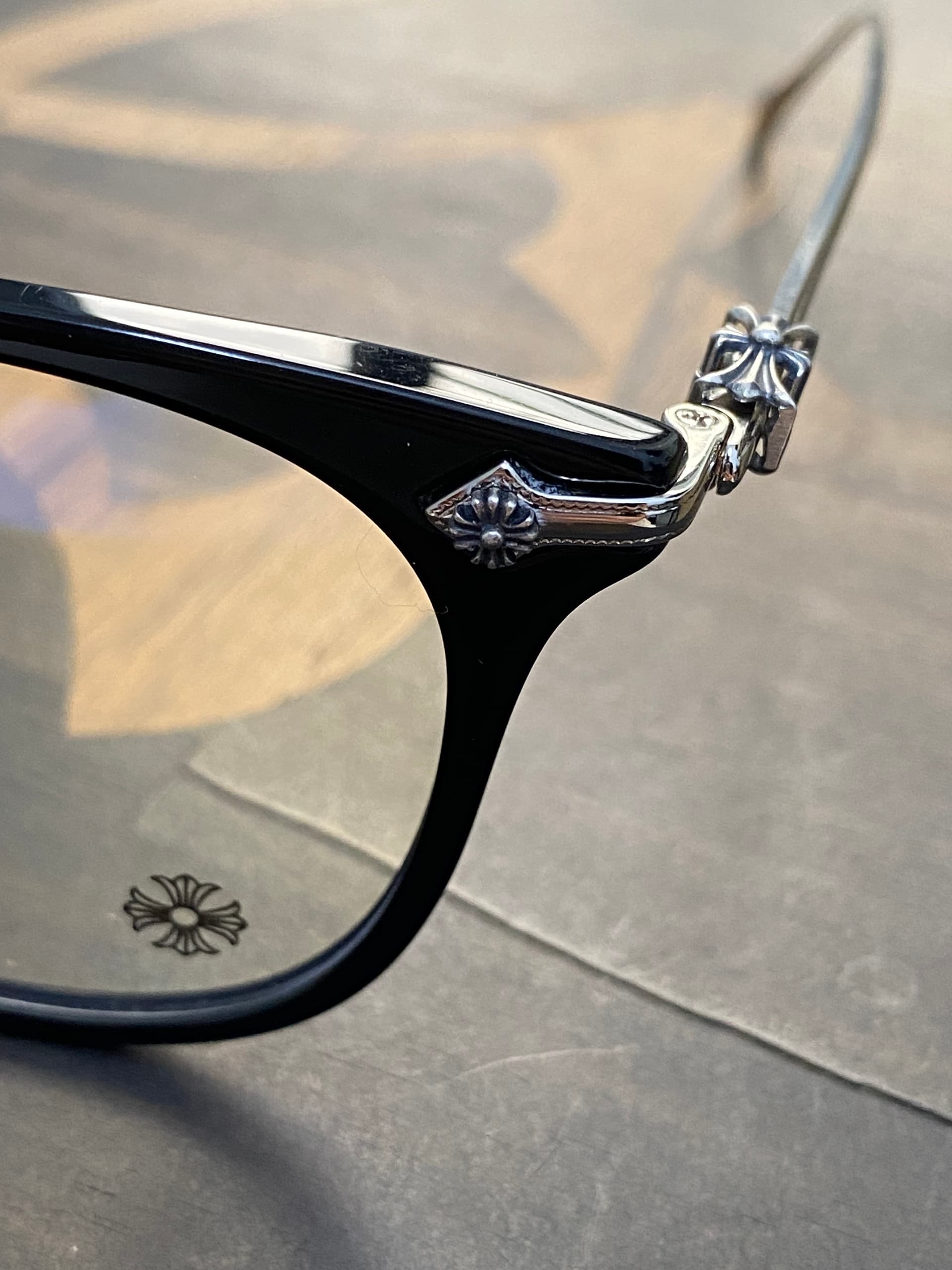 Боковая часть оправы Chrome Hearts SHAGASS с серебряным декором Fleur de Lis