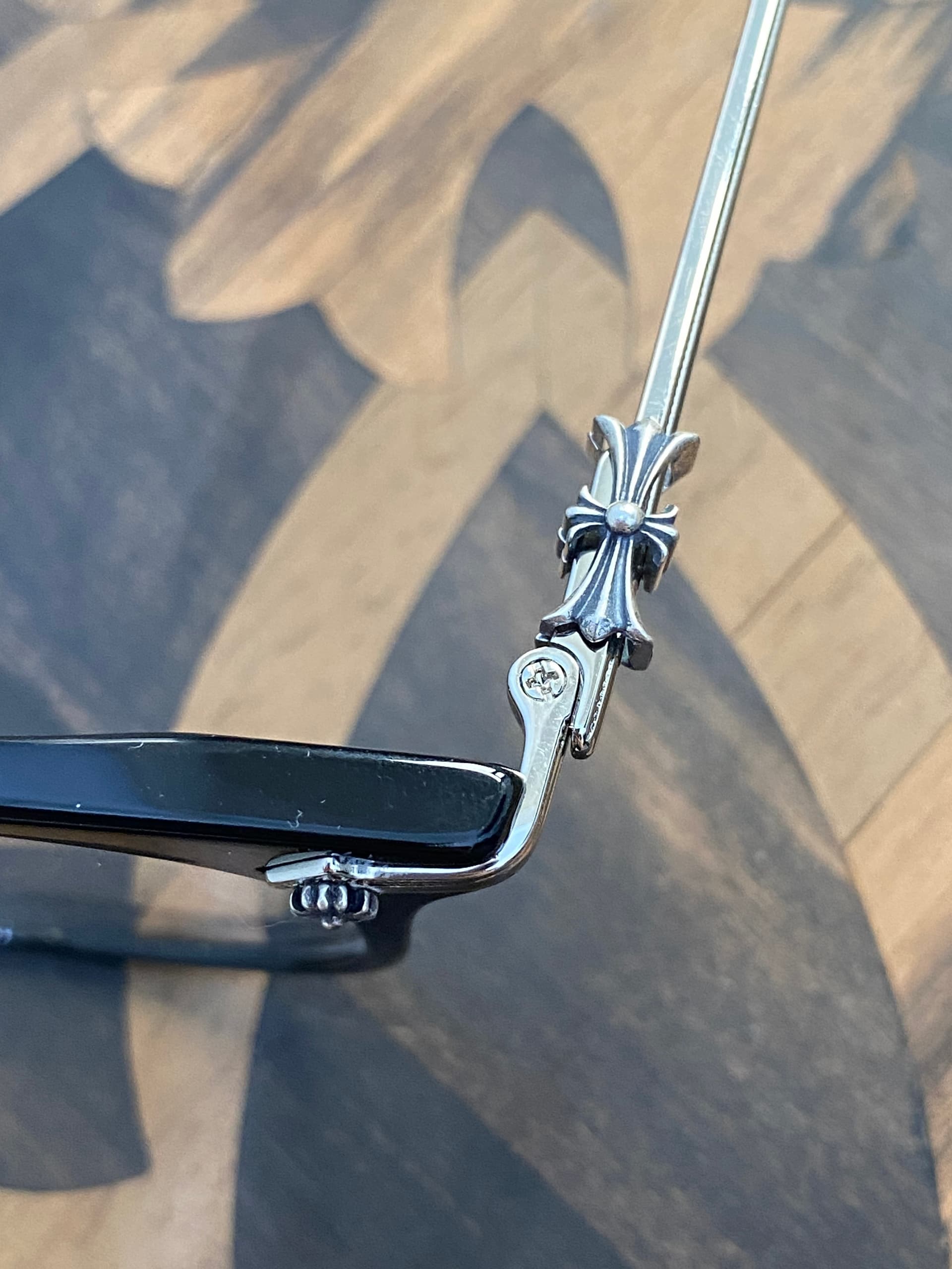 Серебряный крест на шарнире и заушнике очков Chrome Hearts SHAGASS