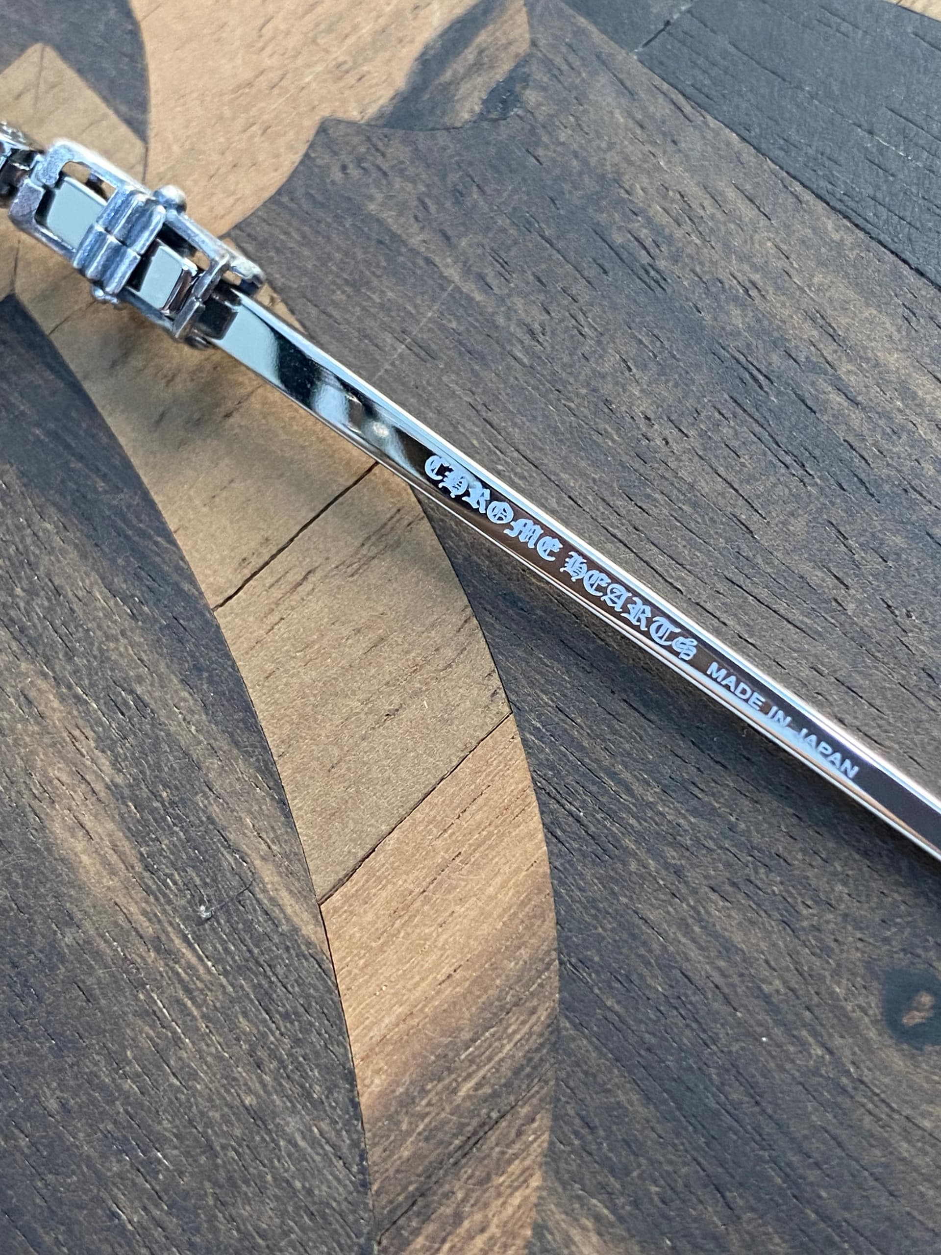 Гравировка Chrome Hearts Made in Japan на внутренней стороне заушника
