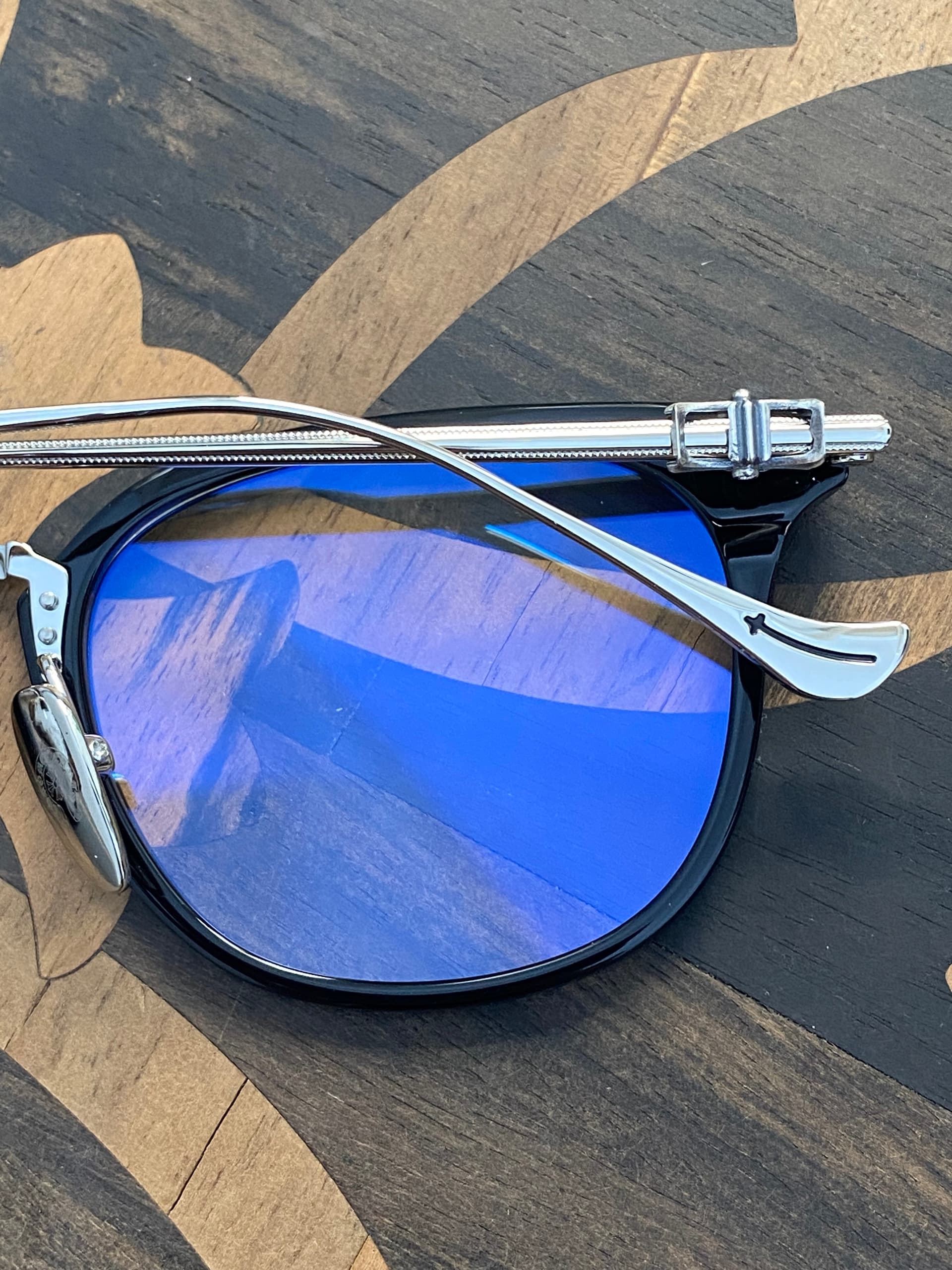 Очки Chrome Hearts SHAGASS в полусложенном виде, вид сбоку