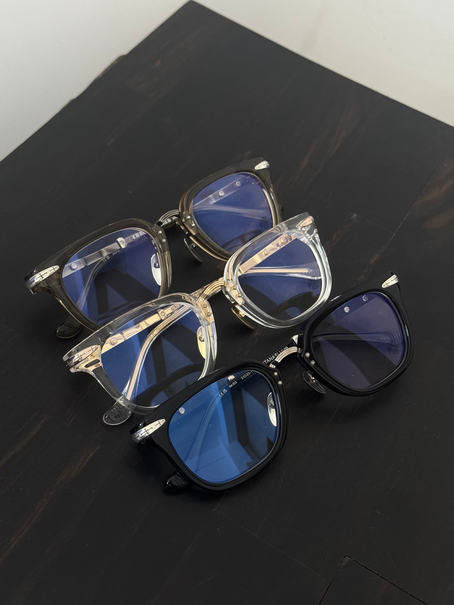 Коллекция оправ Chrome Hearts TITANASLUVR на темном фоне