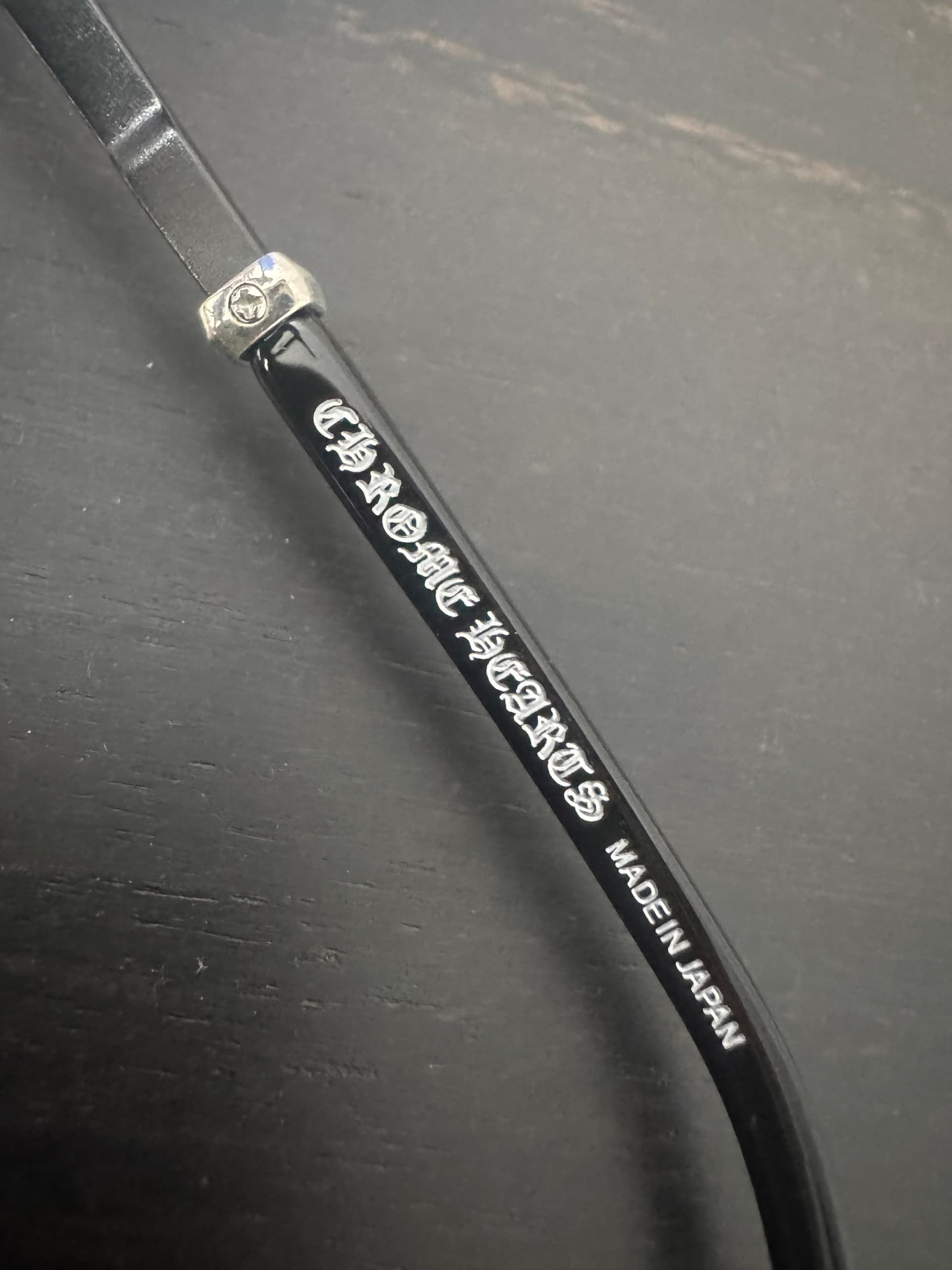 Маркировка Chrome Hearts Made in Japan на внутренней стороне заушника