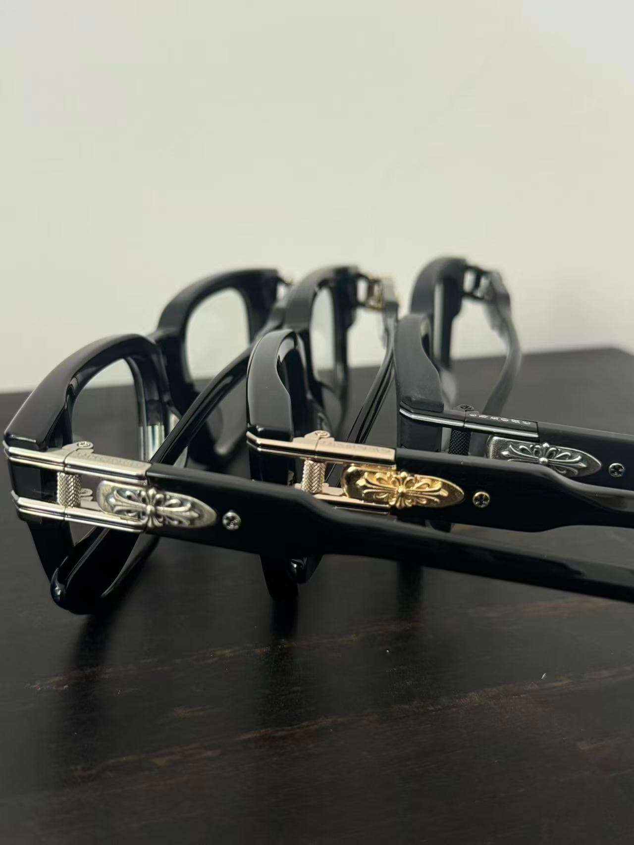 Фурнитура на заушниках очков Chrome Hearts BULGE крупным планом