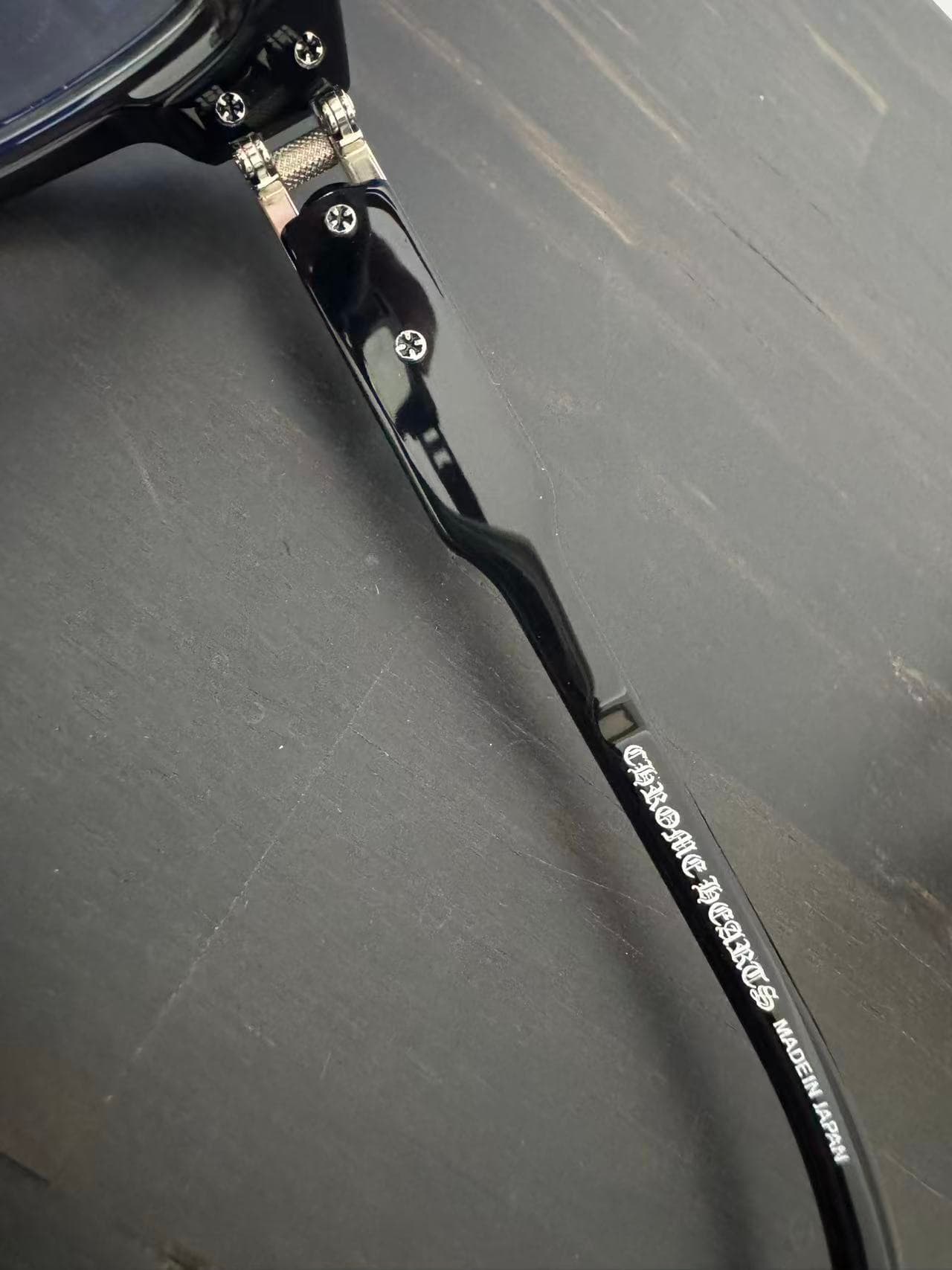Надпись Chrome Hearts Made in Japan на внутренней стороне заушника
