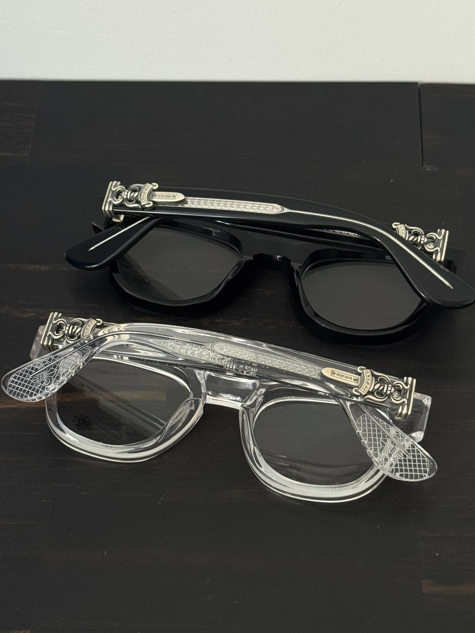 Черная и прозрачная оправы Chrome Hearts CUNTVOLUTED, вид сверху под углом