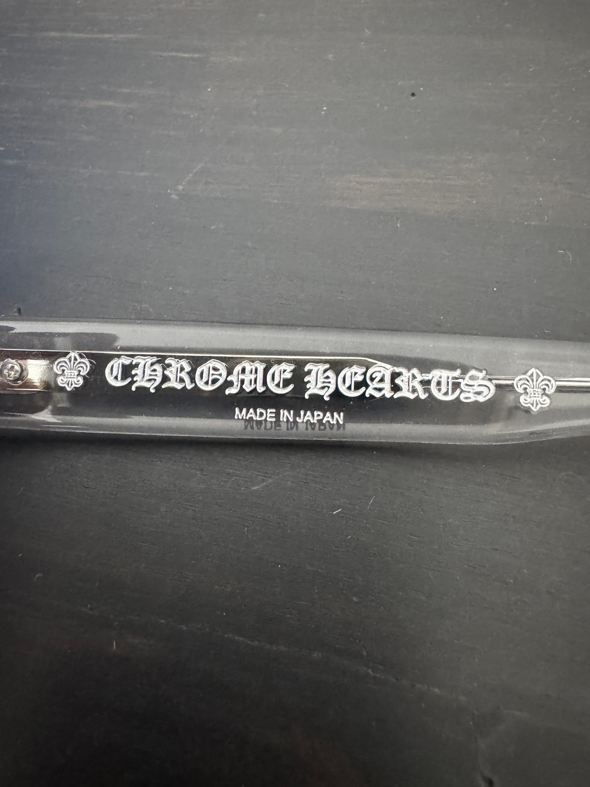 Фирменный логотип Chrome Hearts и надпись Made in Japan на заушнике