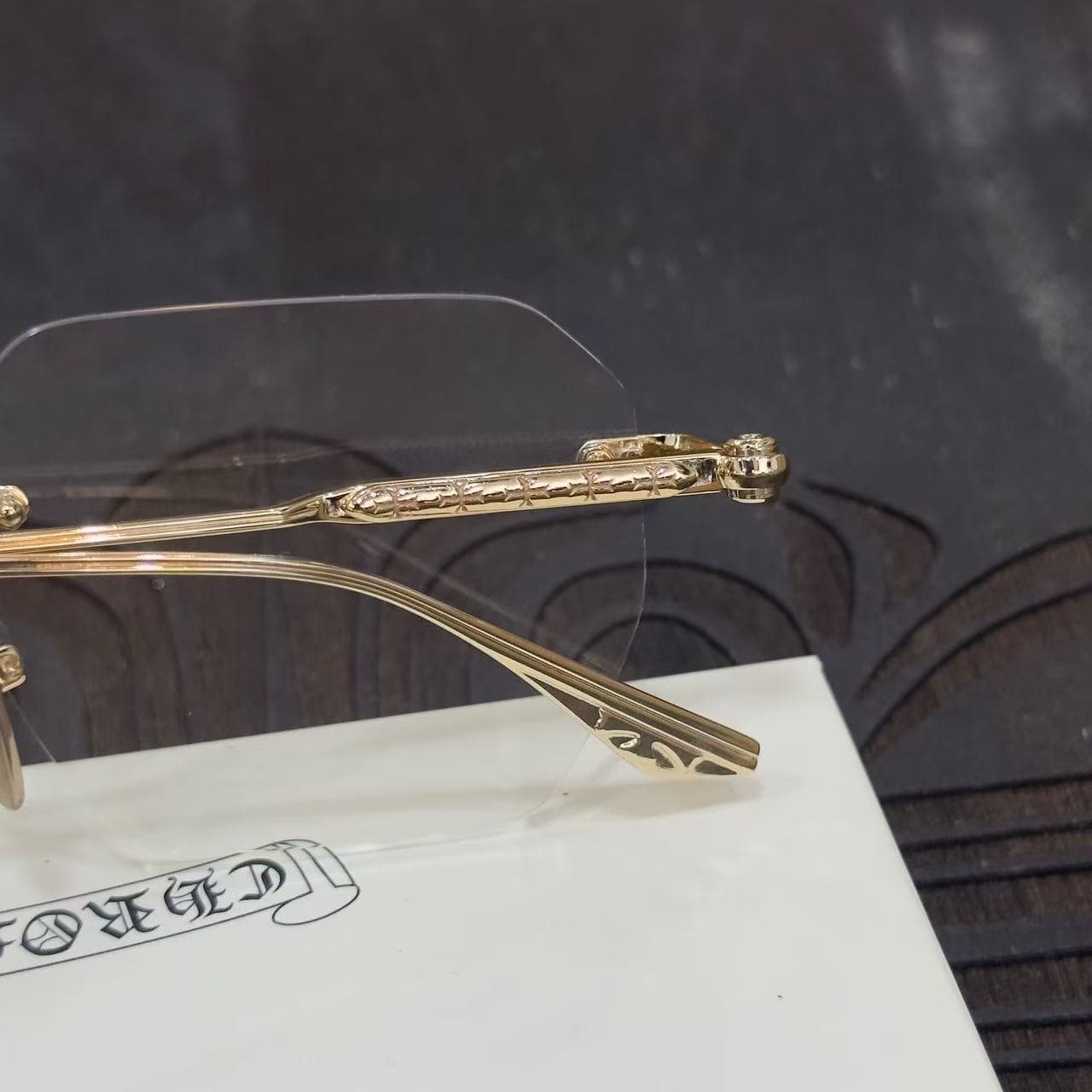 Деталь дужки с фирменным орнаментом очков Chrome Hearts HOLE SHOT