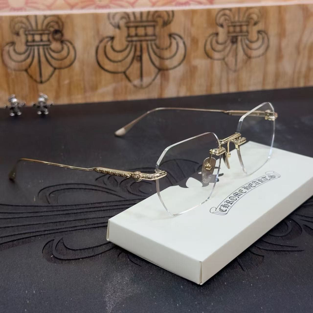 Безободковые очки Chrome Hearts HOLE SHOT в ракурсе три четверти