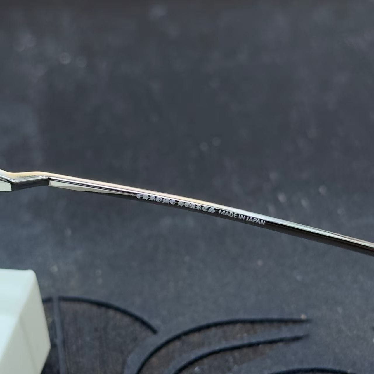 Гравировка бренда Chrome Hearts Made in Japan на внутренней стороне заушника