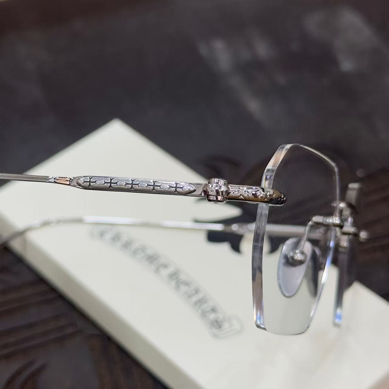 Филигранный серебряный декор с крестами на шарнире и заушнике очков Chrome Hearts