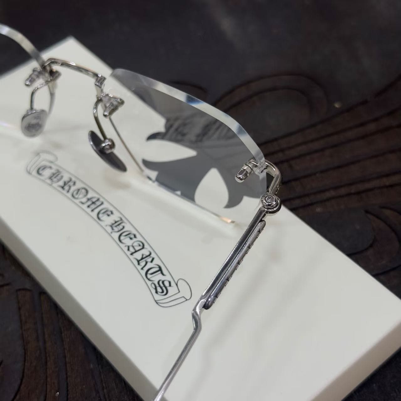 Вид сверху на серебряную оправу и форму линз очков Chrome Hearts HOLE SHOT