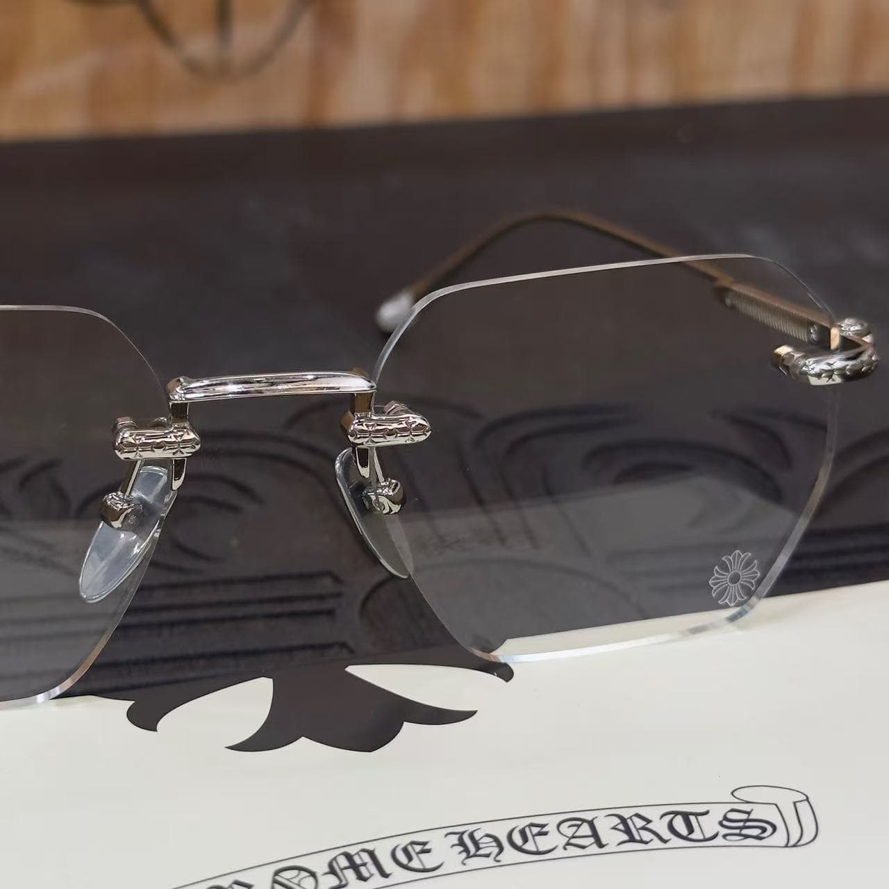 Фронтальный вид безободковых линз с гравировкой фирменного креста Chrome Hearts