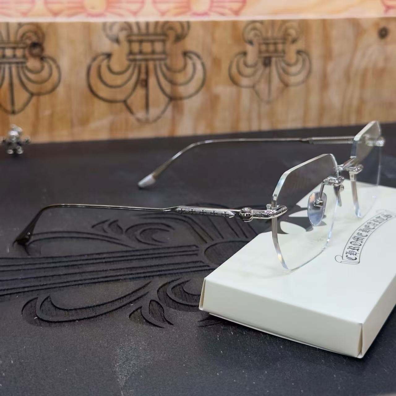 Очки Chrome Hearts HOLE SHOT в профиль на фирменной подставке