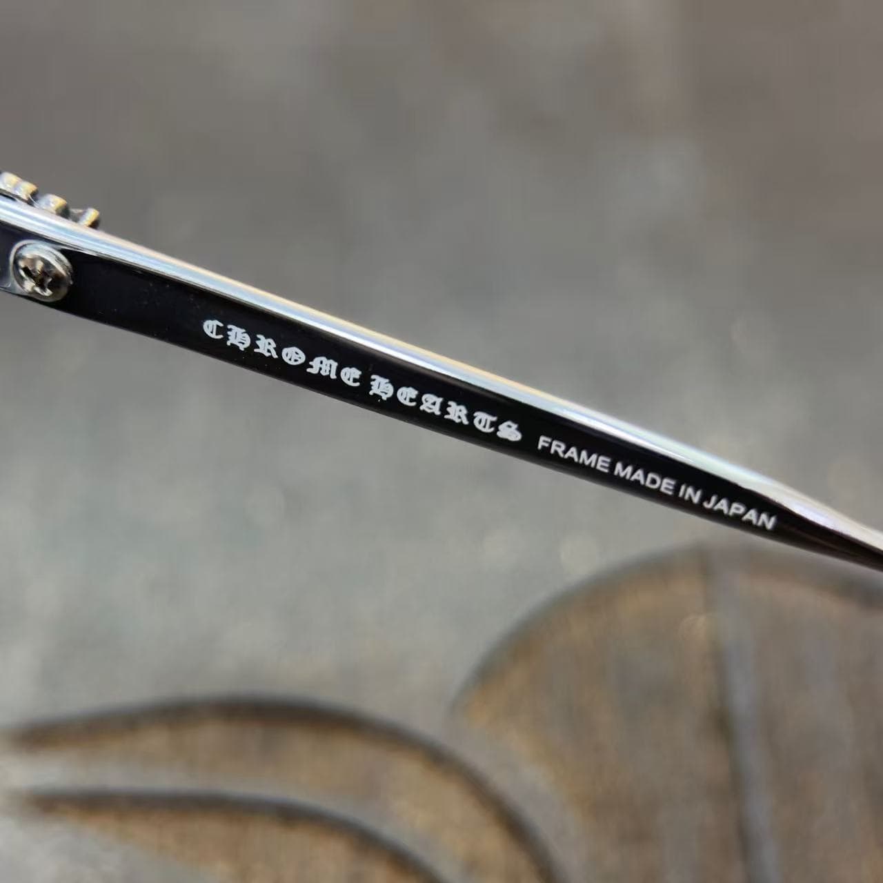 Гравировка Chrome Hearts Frame Made in Japan на внутренней стороне заушника