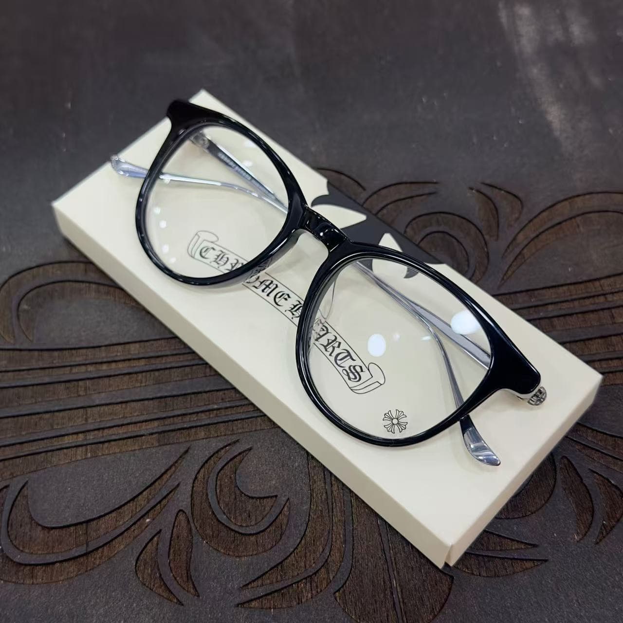 Очки Chrome Hearts PLUCK вид сверху на фирменной подставке
