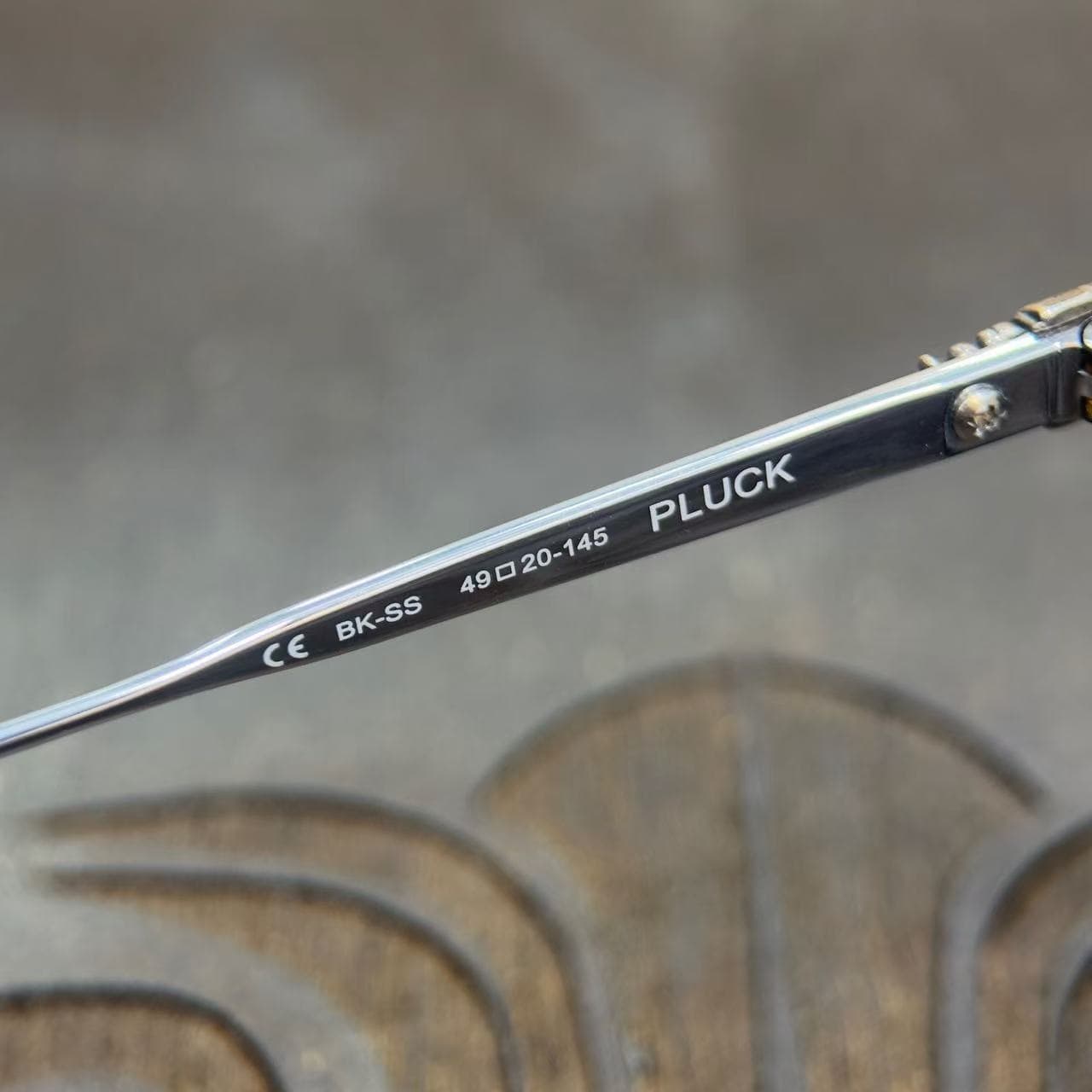 Маркировка модели и параметров PLUCK BK-SS 49-20-145 на заушнике