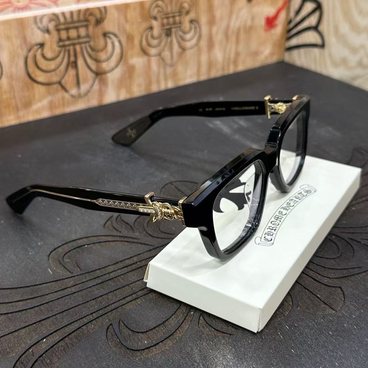 Оправа Chrome Hearts VAGILLIONAIRE II на белой подставке, вид сбоку