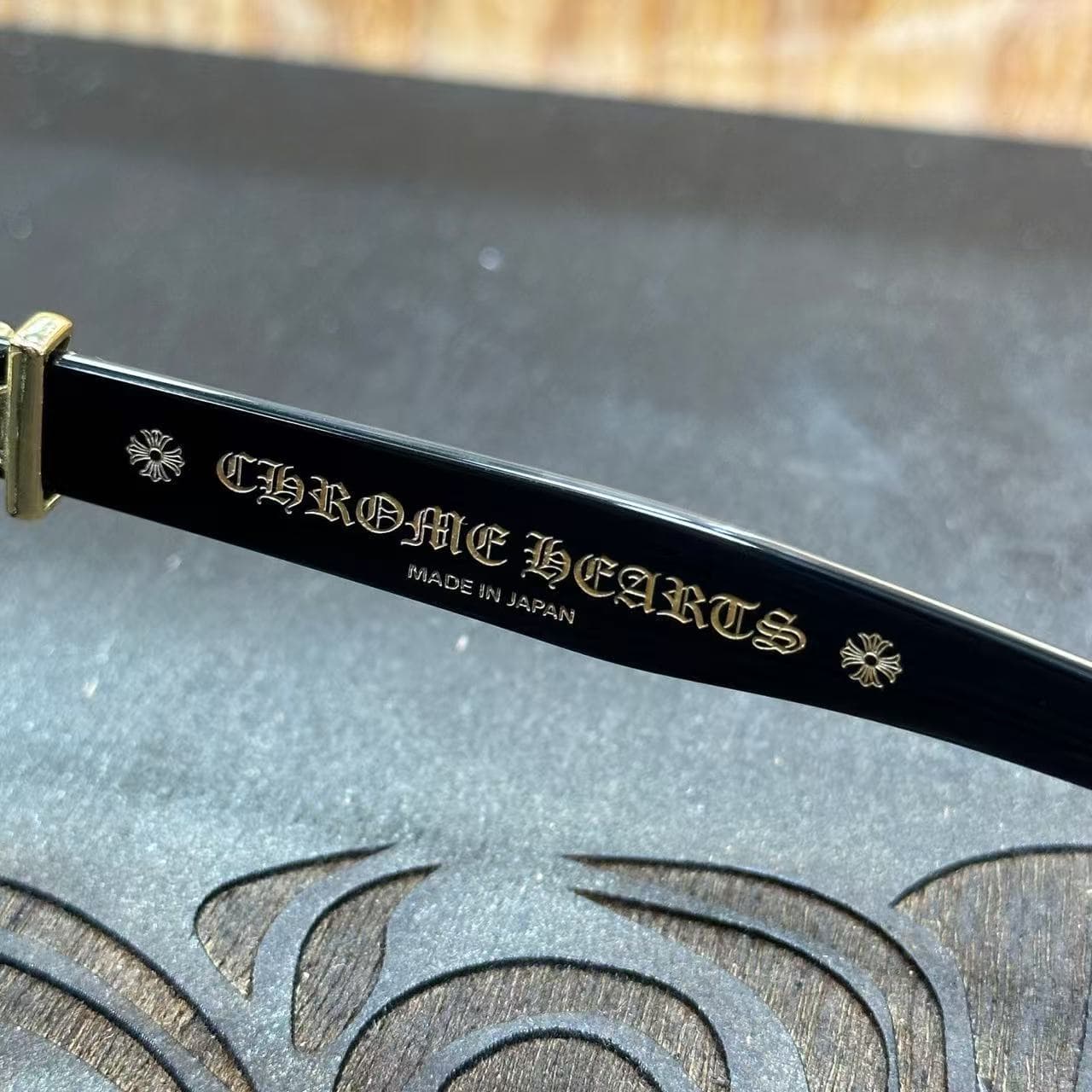 Гравировка логотипа Chrome Hearts и надписи Made in Japan на внутренней стороне заушника