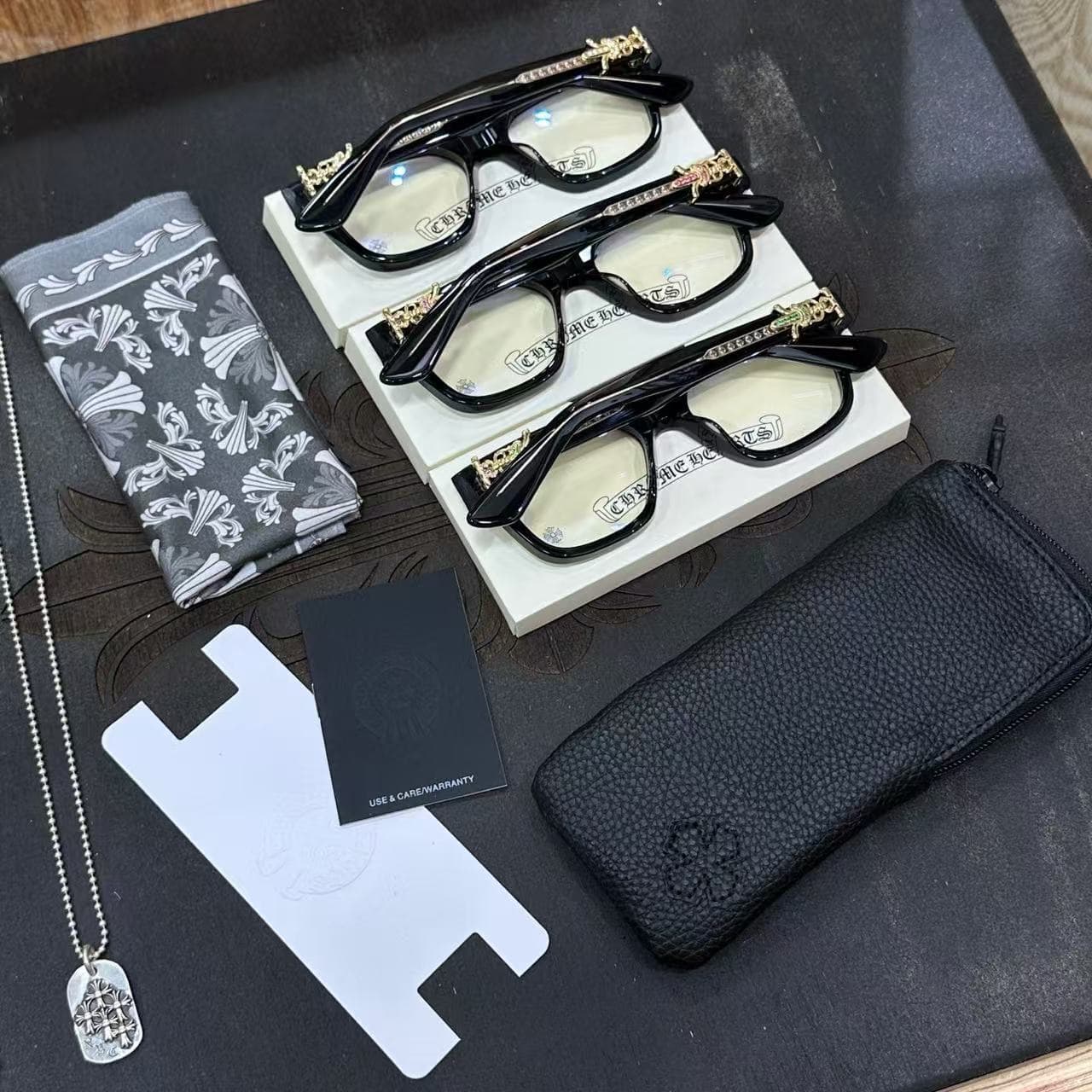 Комплектация очков Chrome Hearts с кожаным чехлом, салфеткой и фирменным боксом
