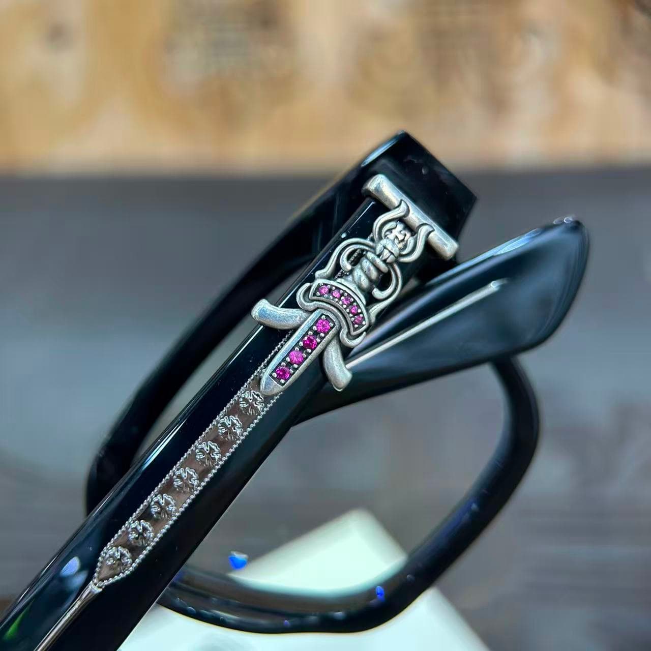 Серебряный декор в виде кинжала Dagger с розовыми кристаллами на дужке очков