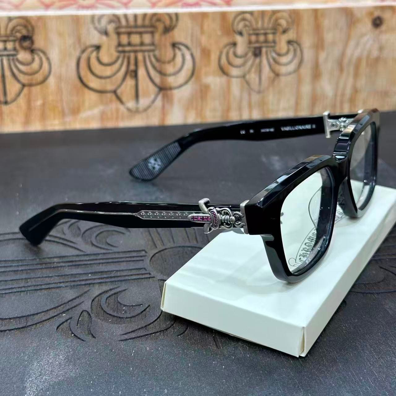 Очки Chrome Hearts VAGILLIONAIRE II на подставке, вид сбоку