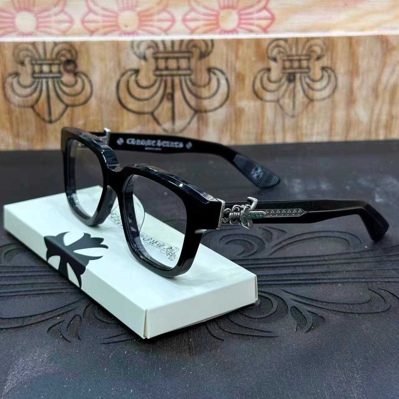 Черные очки Chrome Hearts VAGILLIONAIRE II на фирменной подставке